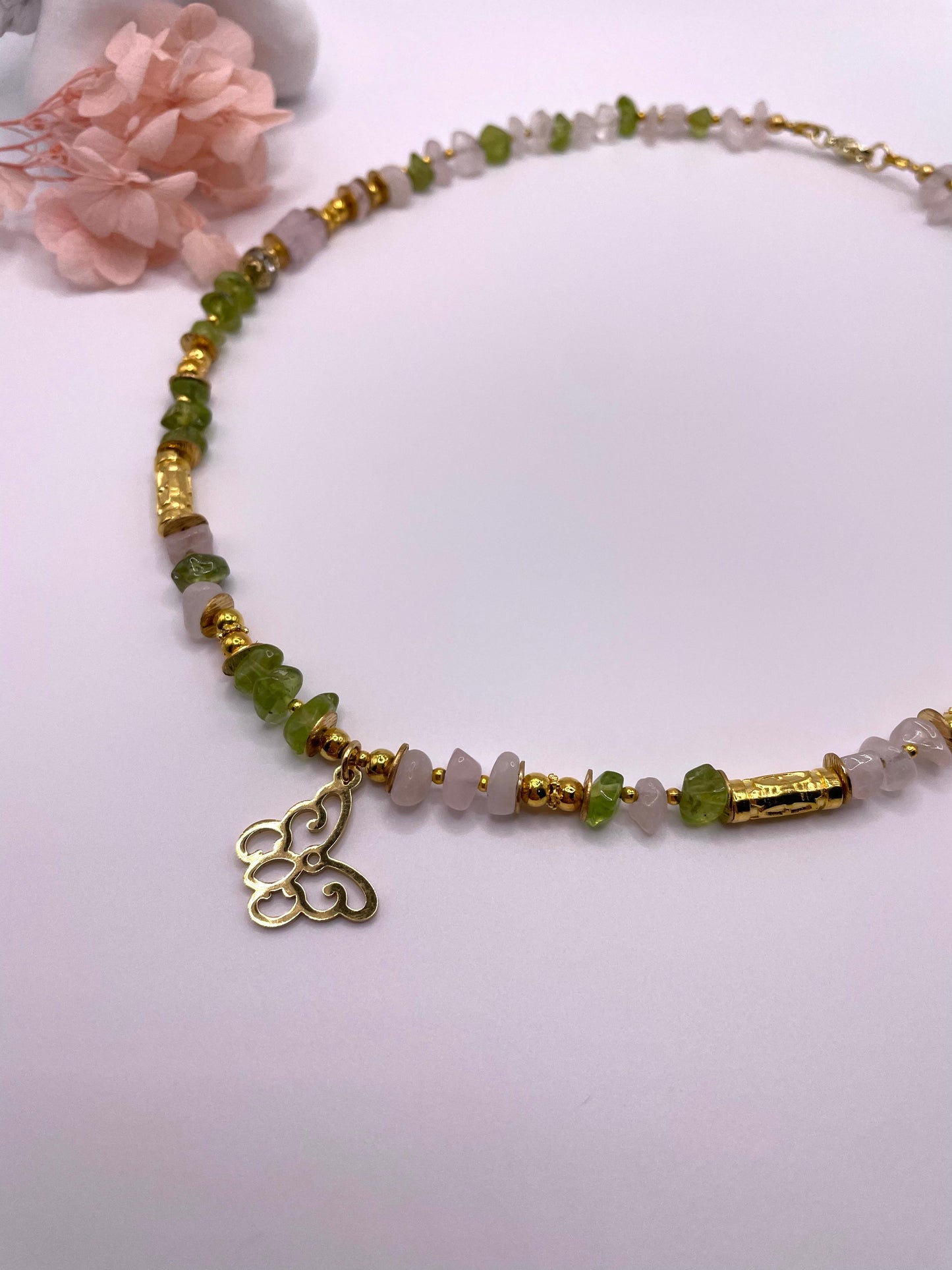 Rosenquarz, Peridot, zarte Edelsteinkette mit Schmetterling-Anhänger