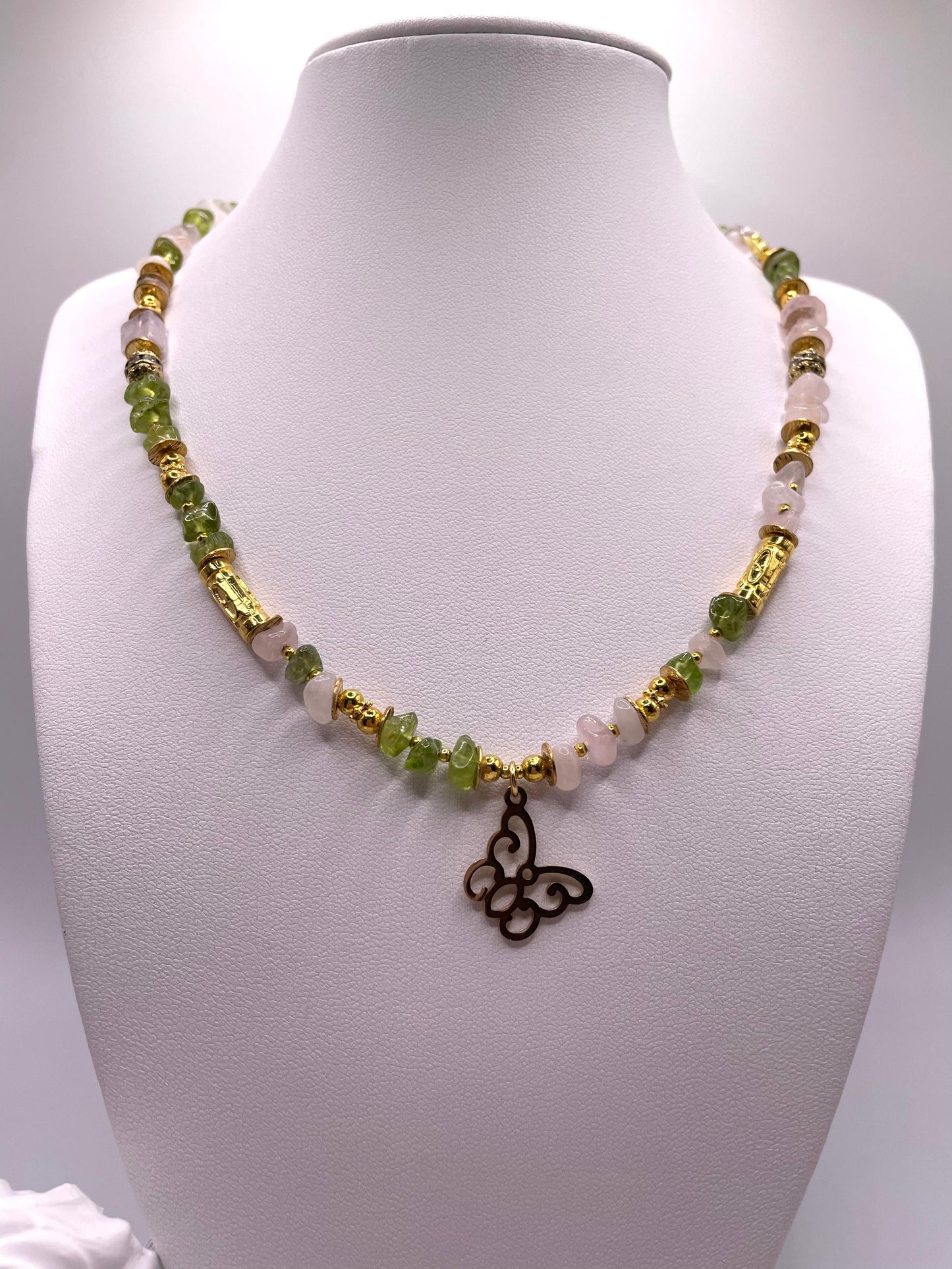 Rosenquarz, Peridot, zarte Edelsteinkette mit Schmetterling-Anhänger