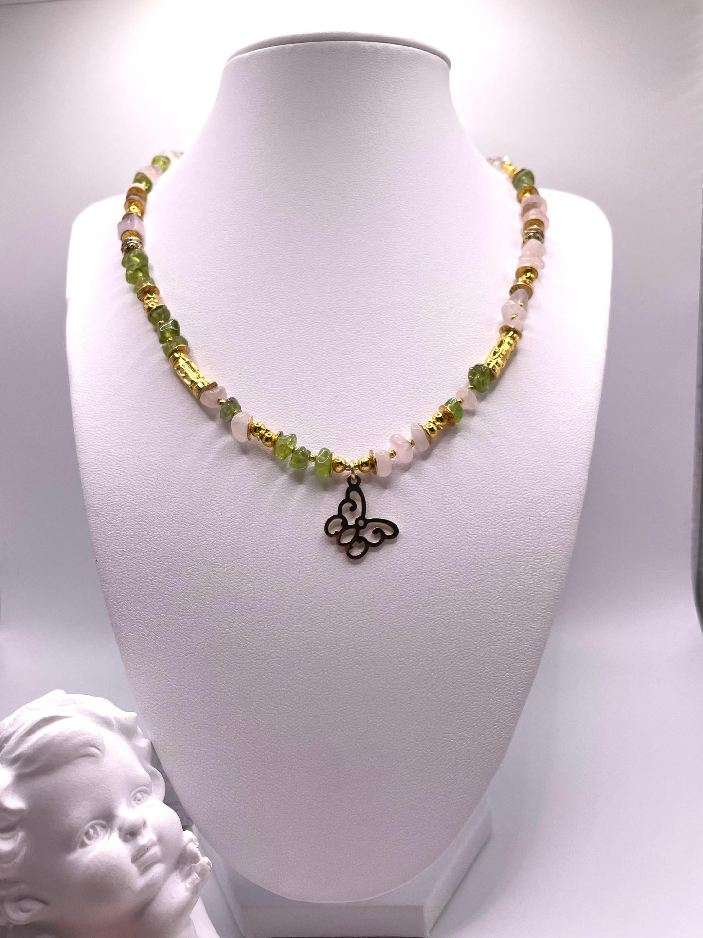 Rosenquarz, Peridot, zarte Edelsteinkette mit Schmetterling-Anhänger