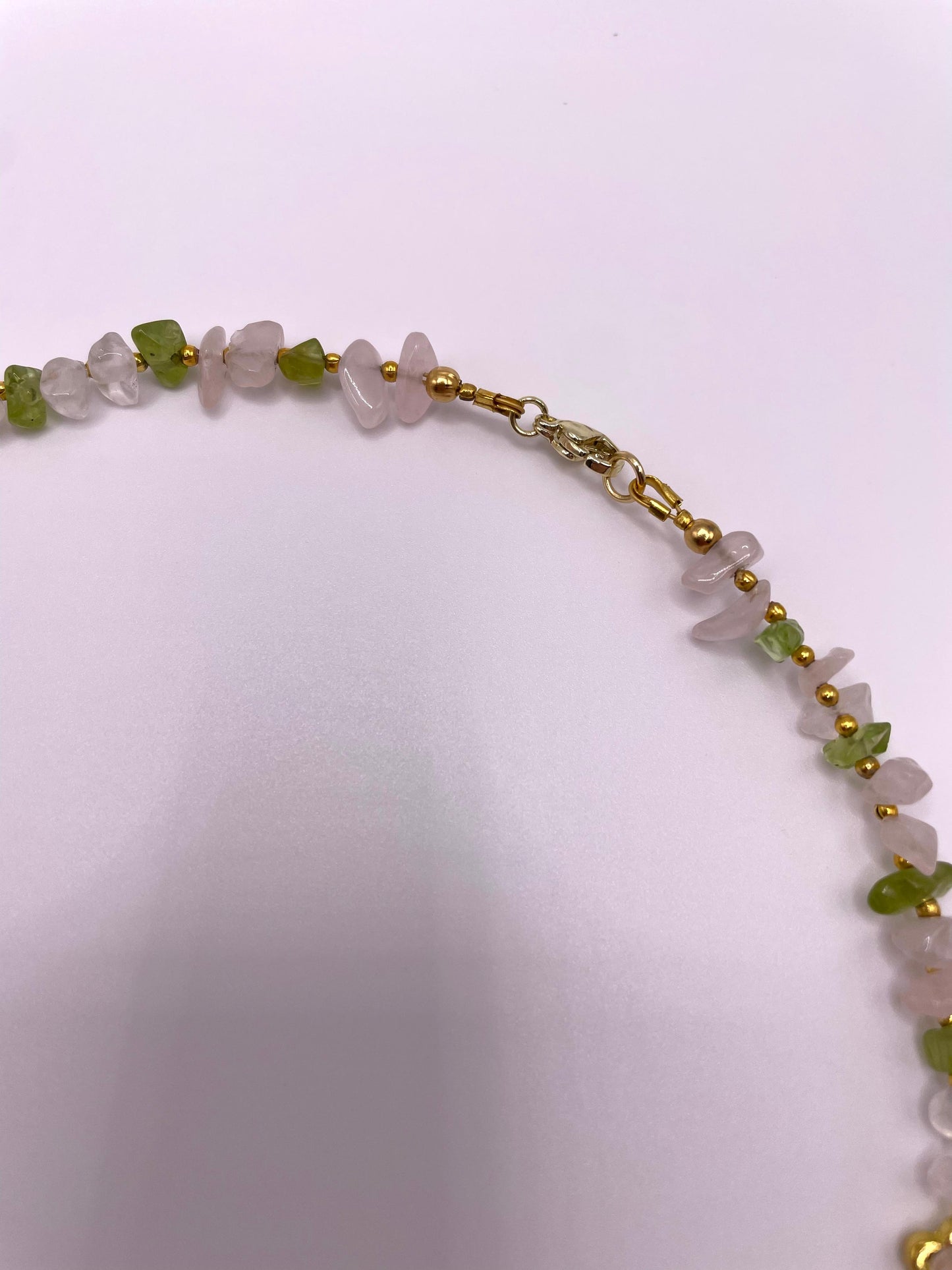 Rosenquarz, Peridot, zarte Edelsteinkette mit Schmetterling-Anhänger