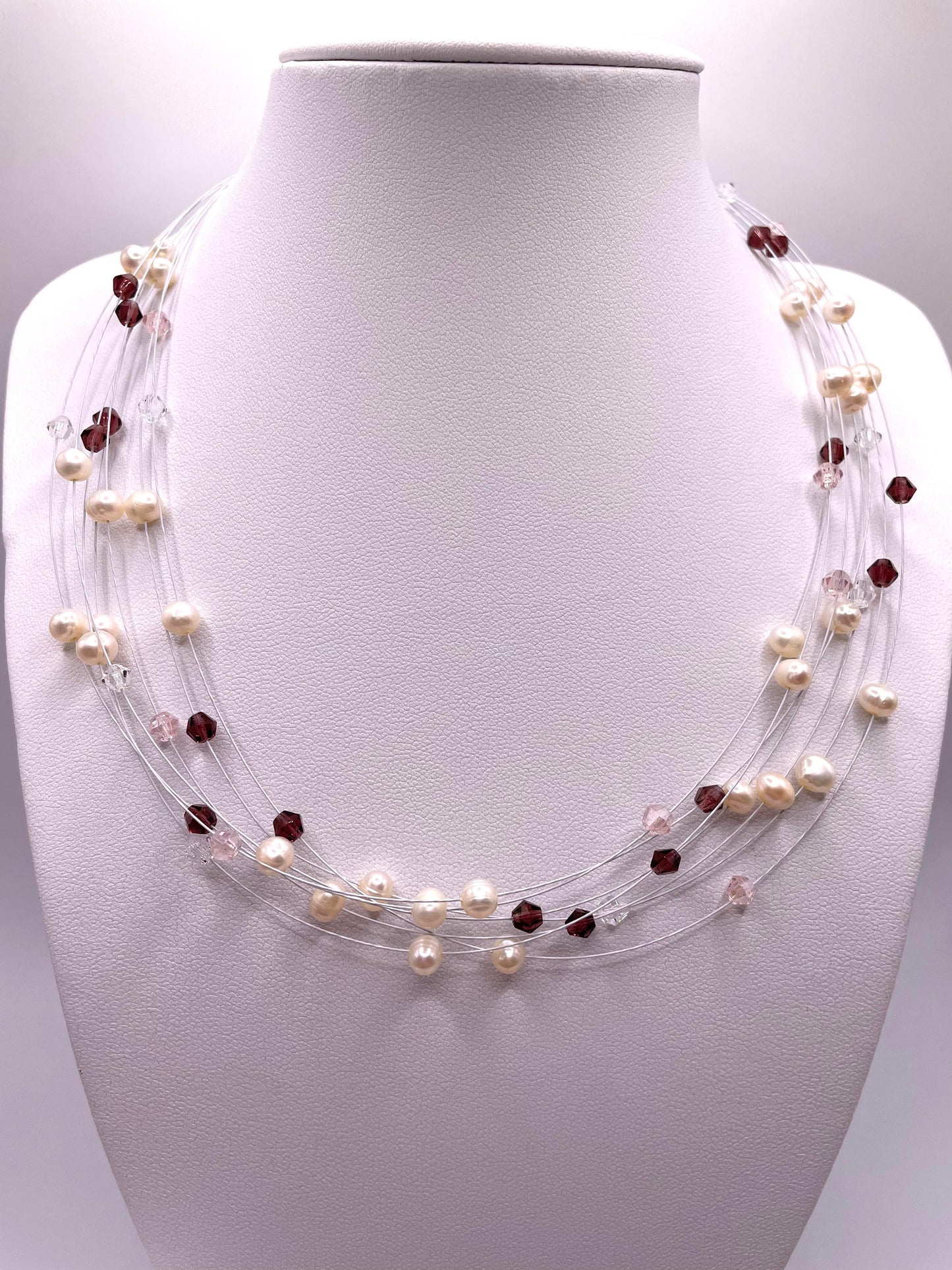 Collier mit Süßwasserperlen und Swarovski Kristallen, handgefertigt