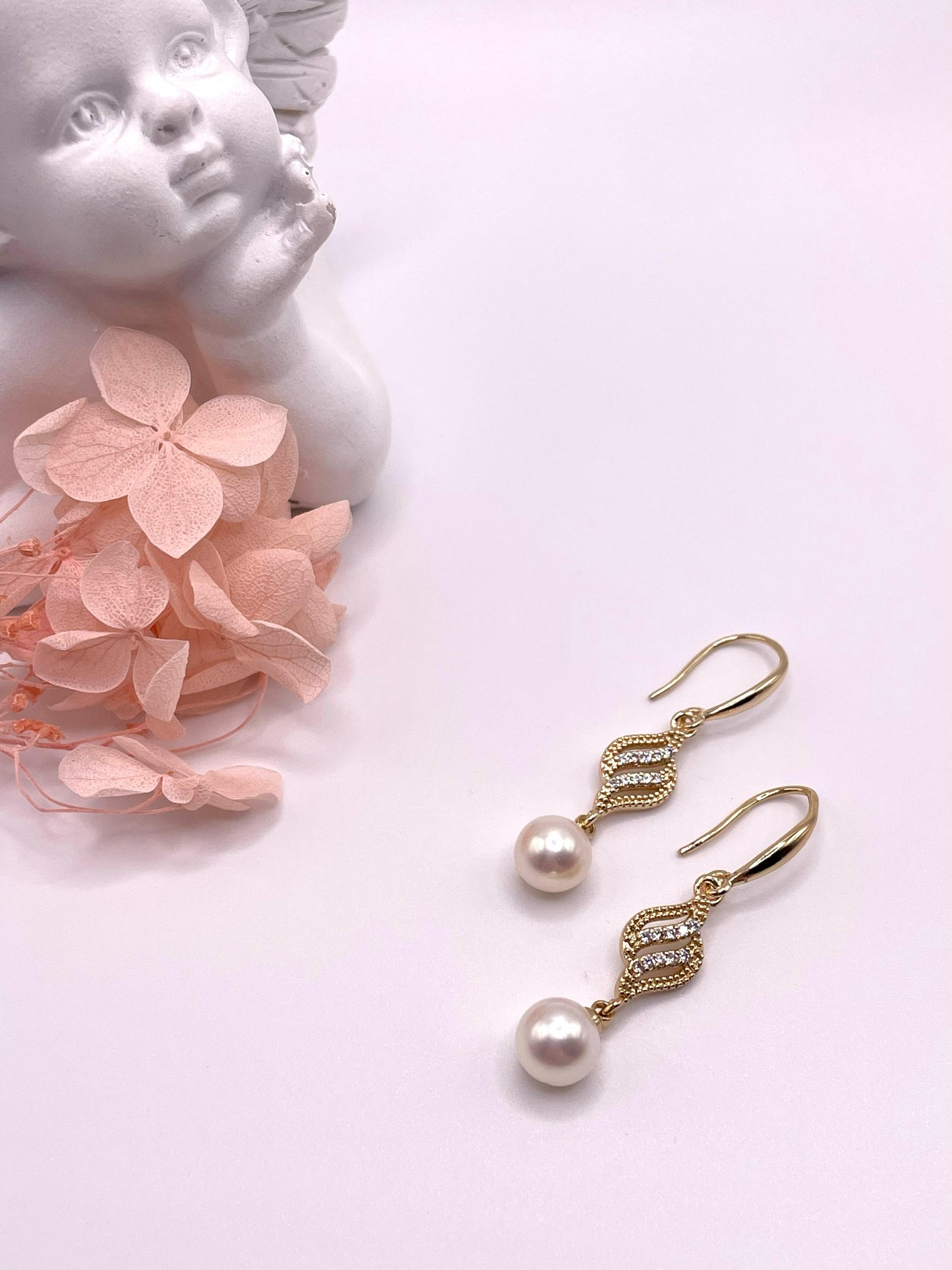 Wunderschöne, zarte Ohrringe mit Süßwasserperlen