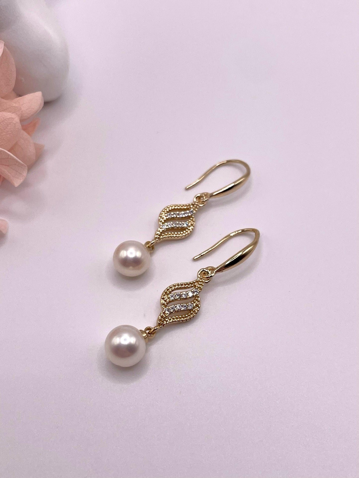 Wunderschöne, zarte Ohrringe mit Süßwasserperlen