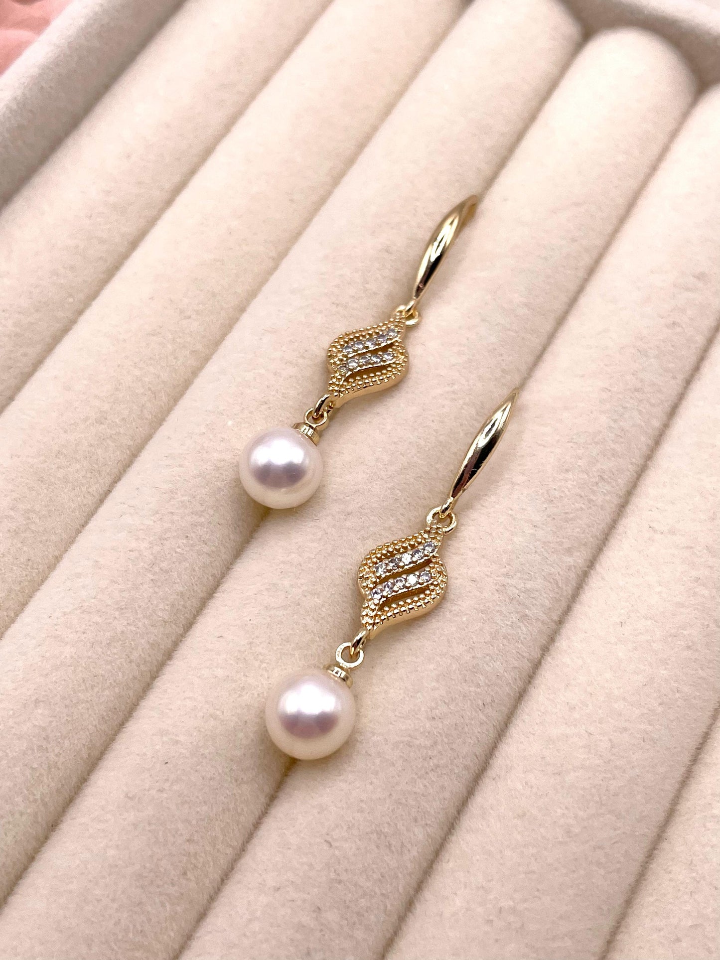 Wunderschöne, zarte Ohrringe mit Süßwasserperlen