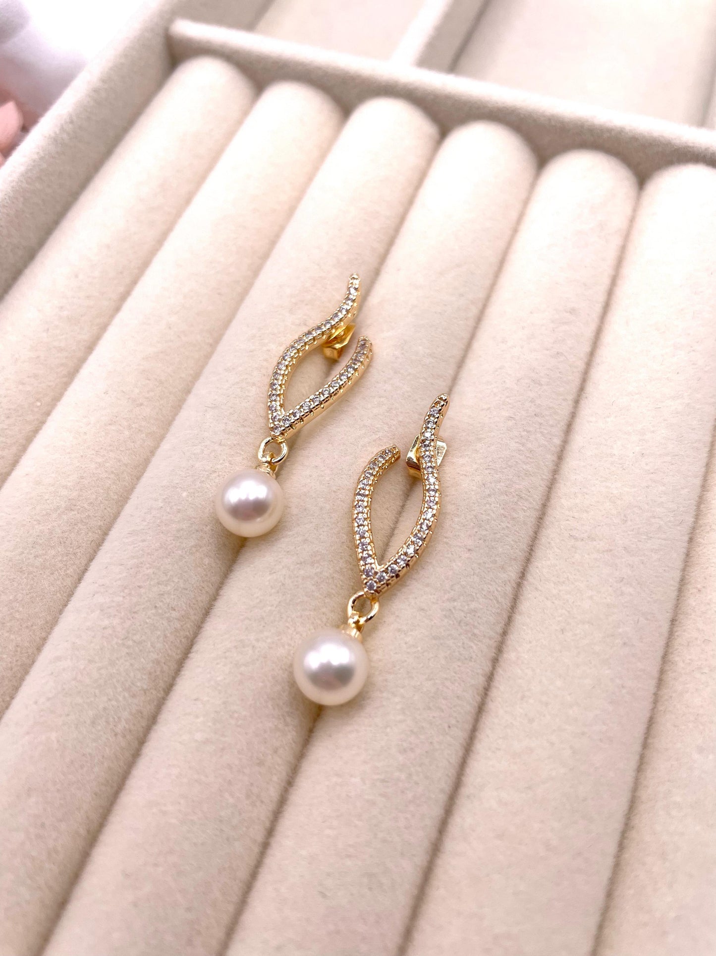 Elegante Ohrstecker mit Süßwasserperlen