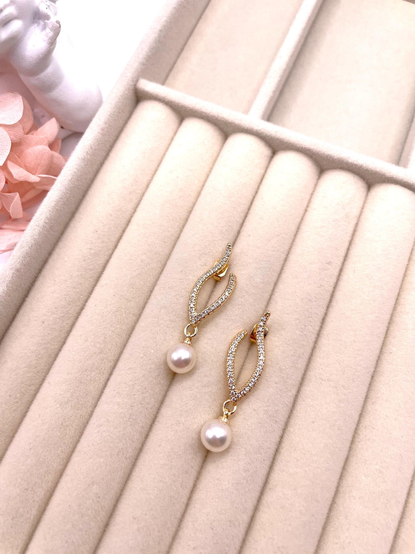 Elegante Ohrstecker mit Süßwasserperlen