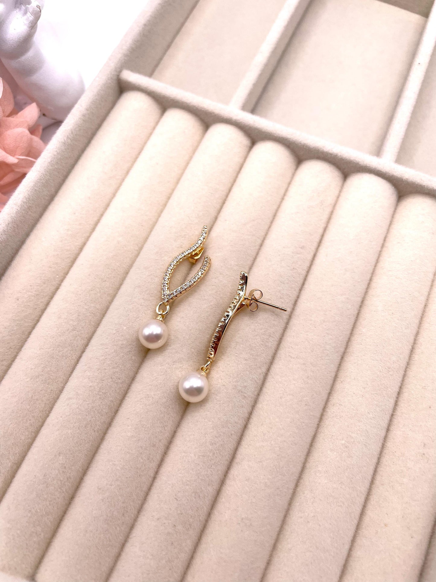 Elegante Ohrstecker mit Süßwasserperlen