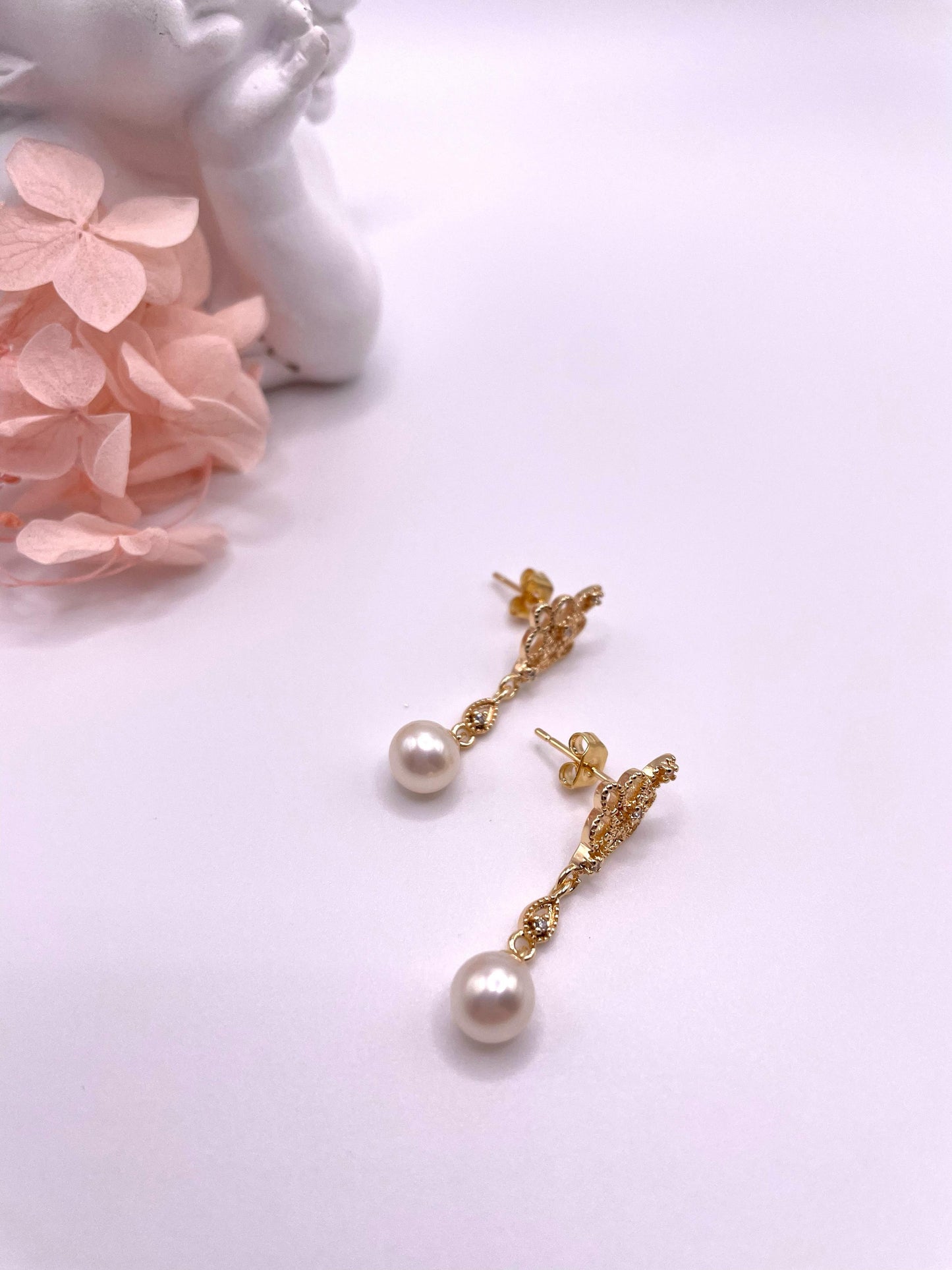 Zarte, filigrane Ohrstecker mit Süßwasserperlen