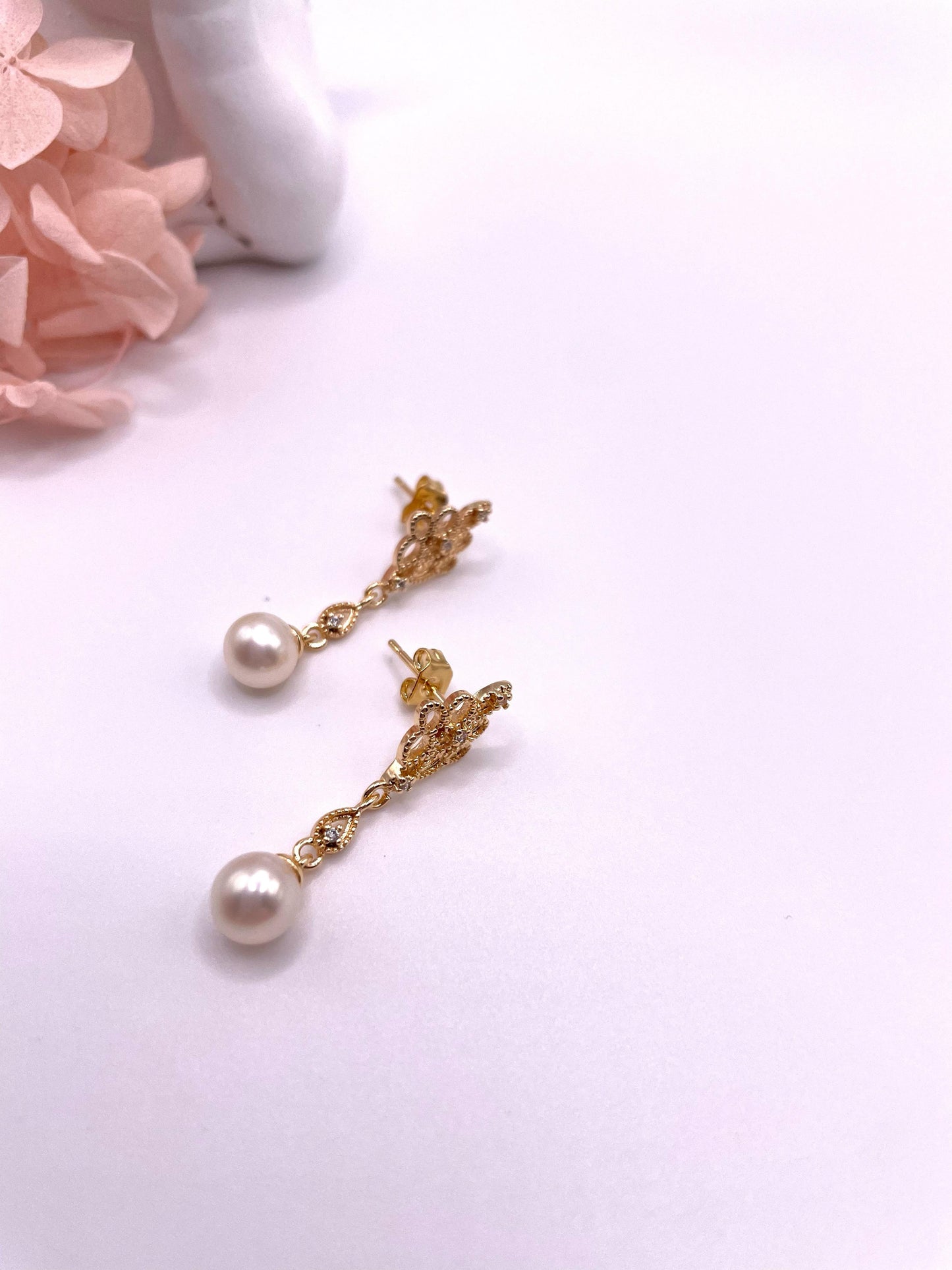 Zarte, filigrane Ohrstecker mit Süßwasserperlen