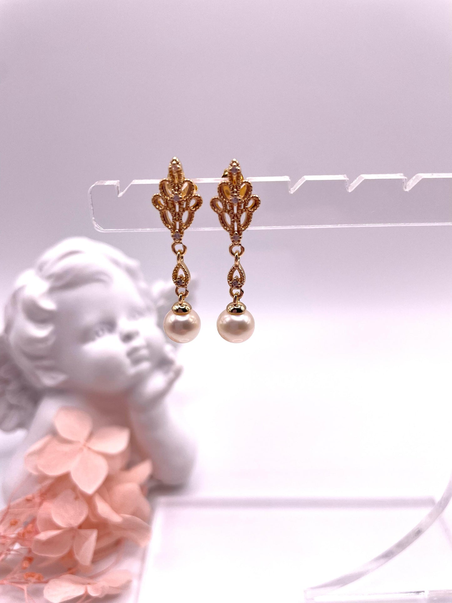 Zarte, filigrane Ohrstecker mit Süßwasserperlen
