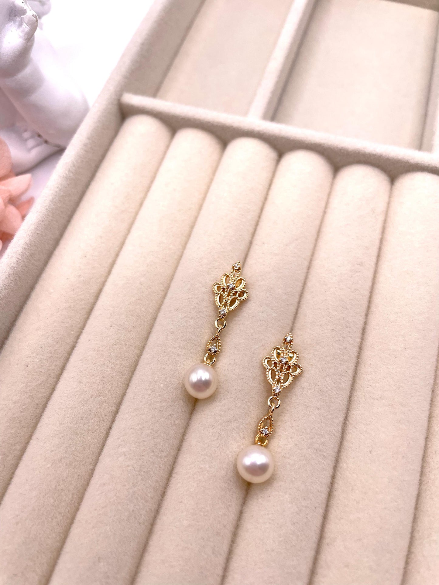 Zarte, filigrane Ohrstecker mit Süßwasserperlen