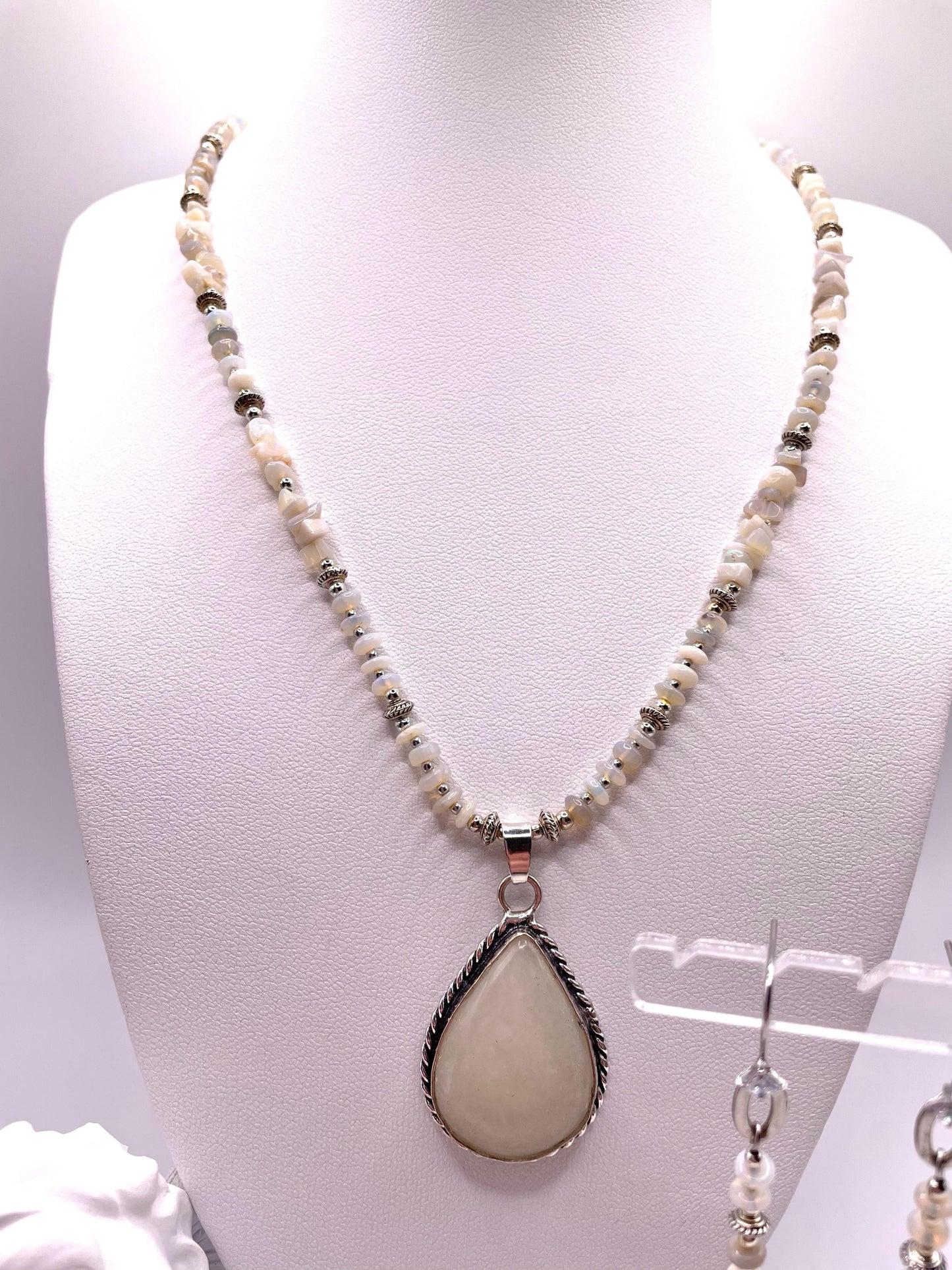 Mondstein, Anhänger mit weißer Jade, Schmuck-Set, Kette und Ohrringe