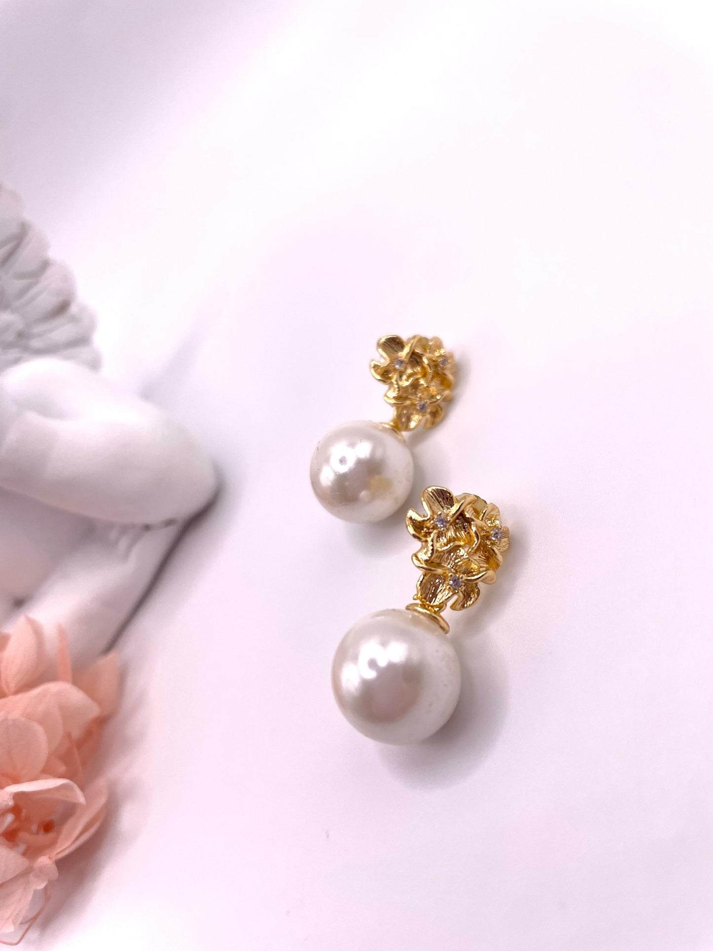 Ohrstecker mit Muschelperlen, vergoldet mit Zirkonia