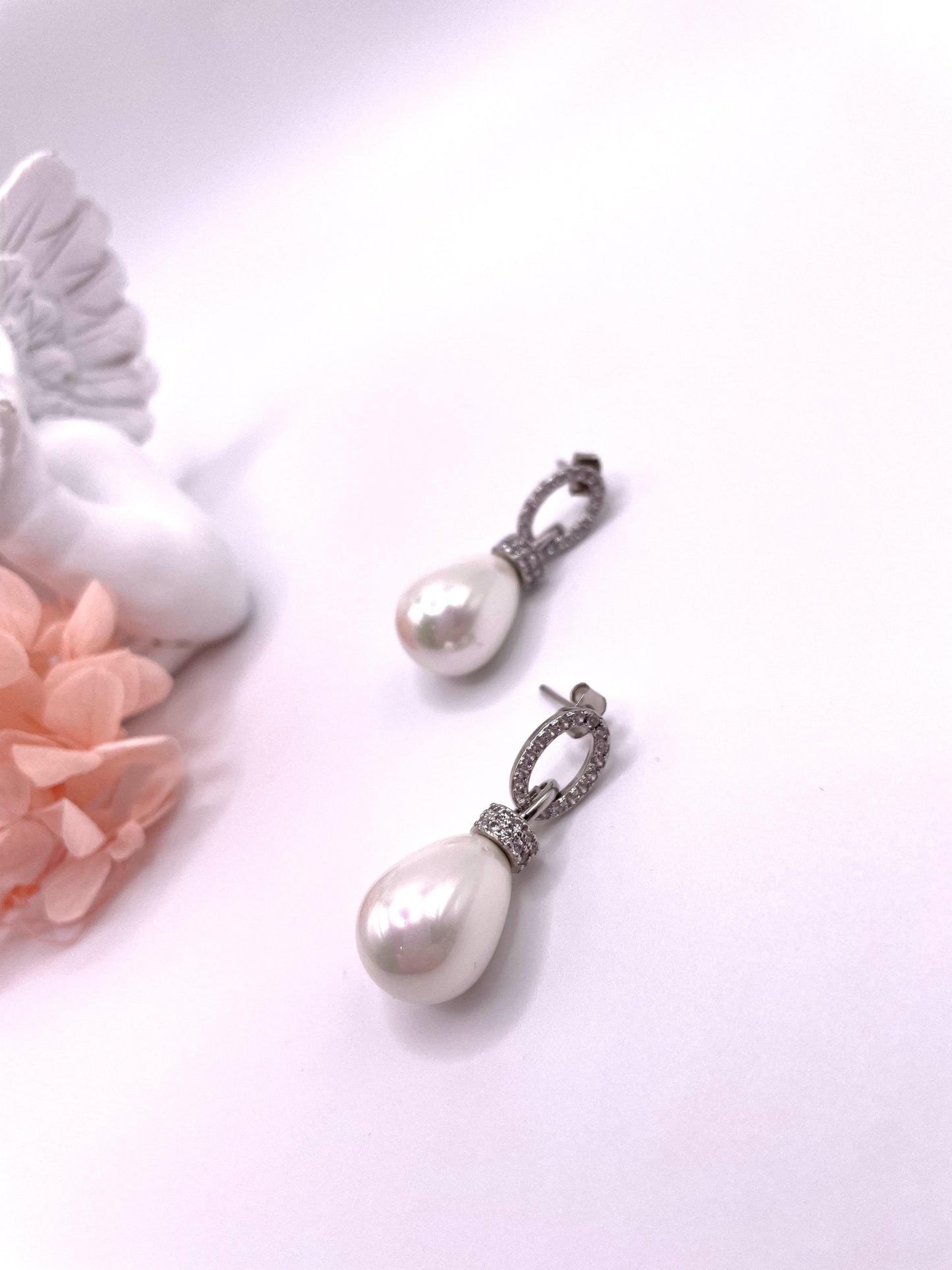 Ohrstecker mit Muschelperlen, rhodiniert mit Zirkonia