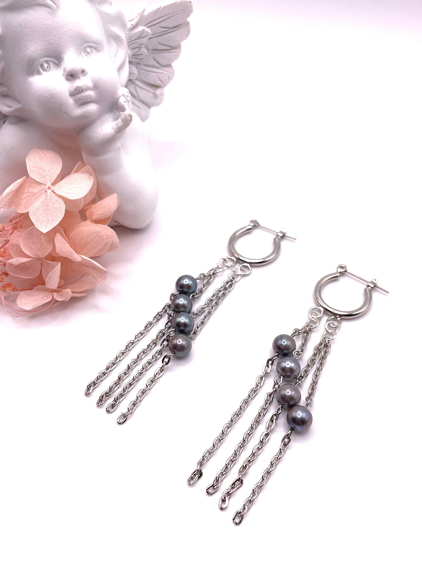 Ohrringe-Kreolen mit silbergrauen Süßwasserperlen