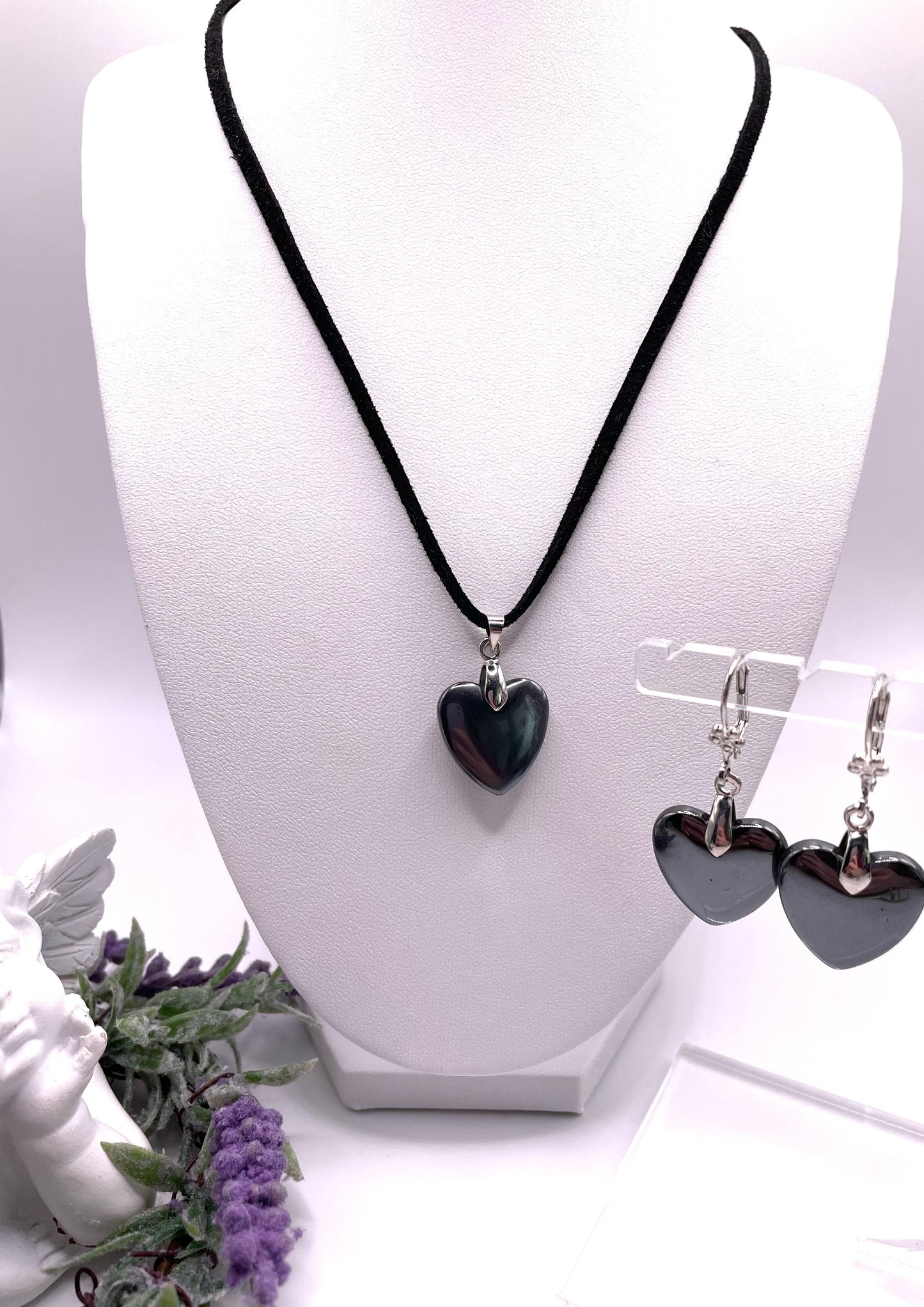 Schmuck-Set mit Hämatit in Herzform auf Lederband