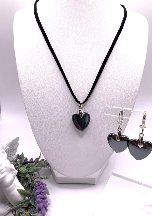 Schmuck-Set mit Hämatit in Herzform auf Lederband