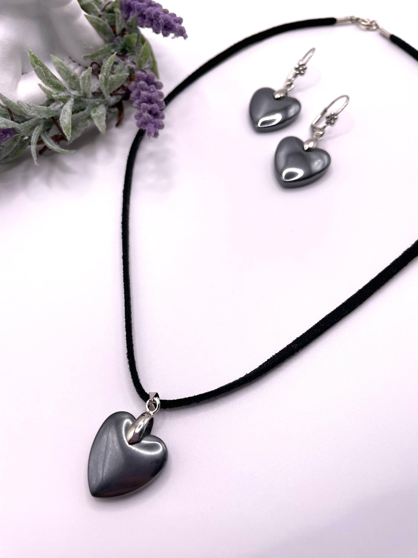 Schmuck-Set mit Hämatit in Herzform auf Lederband