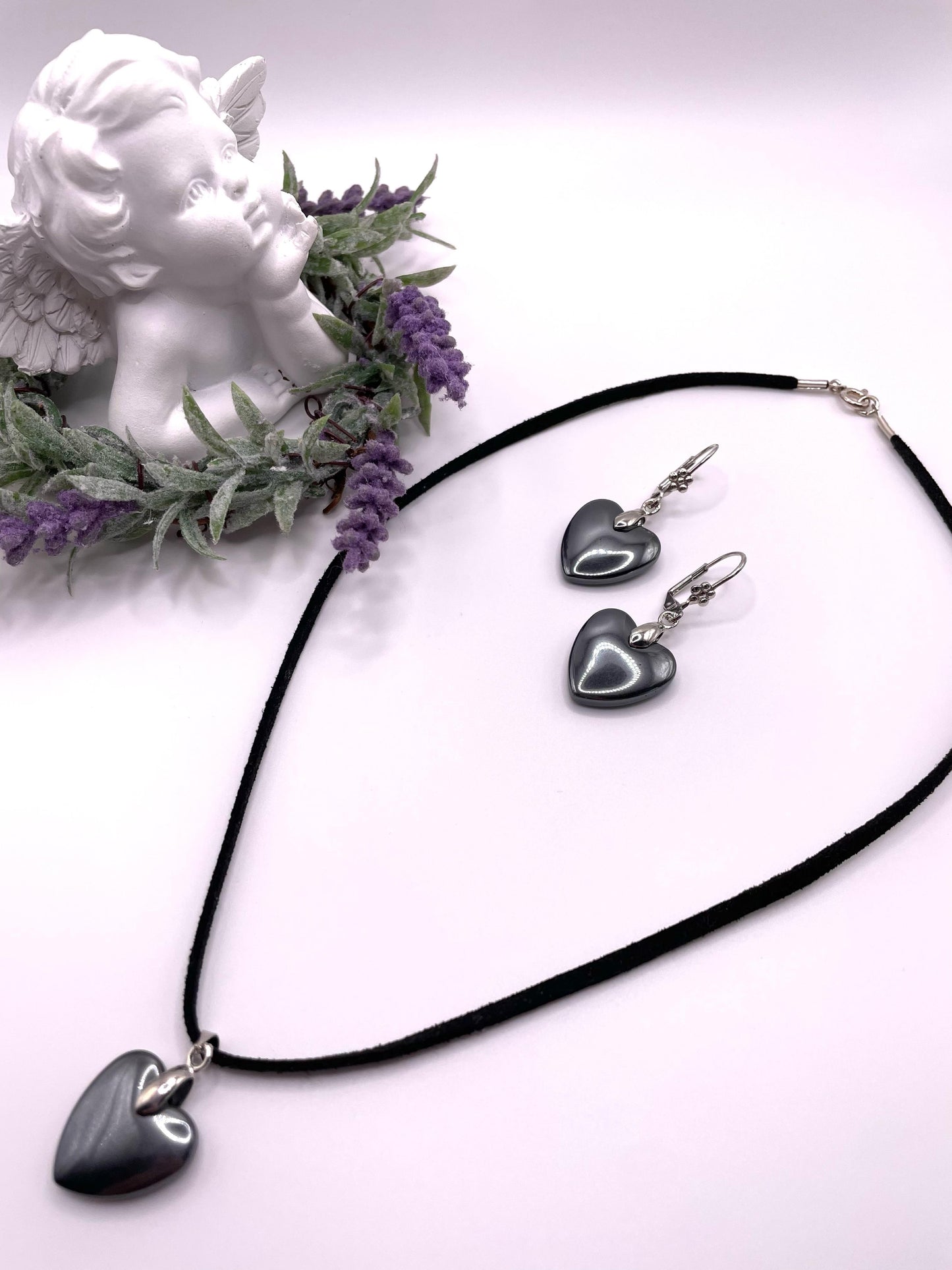 Schmuck-Set mit Hämatit in Herzform auf Lederband