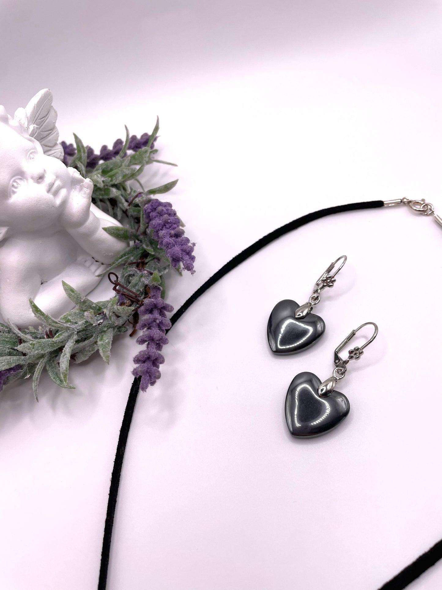 Schmuck-Set mit Hämatit in Herzform auf Lederband