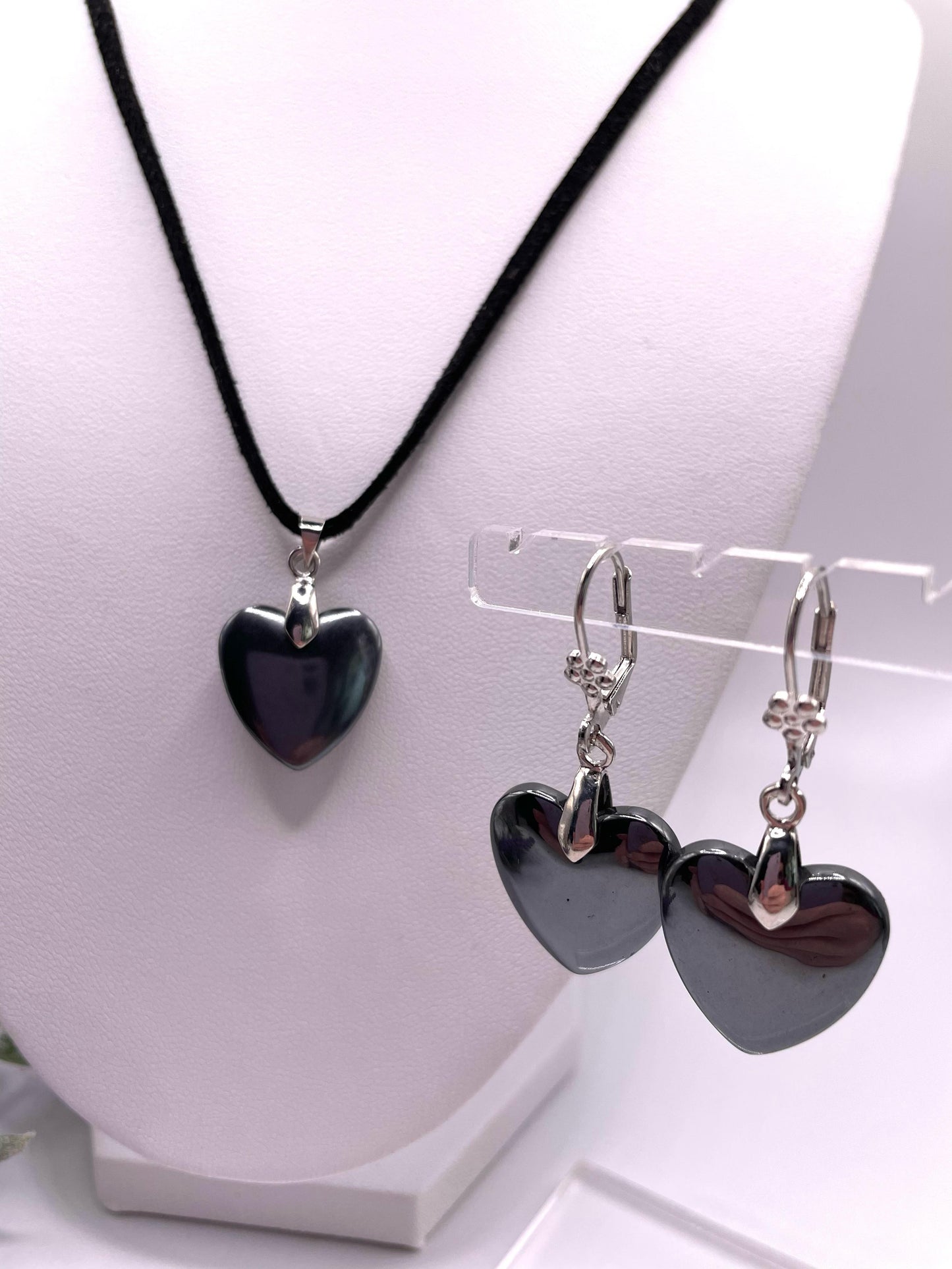 Schmuck-Set mit Hämatit in Herzform auf Lederband