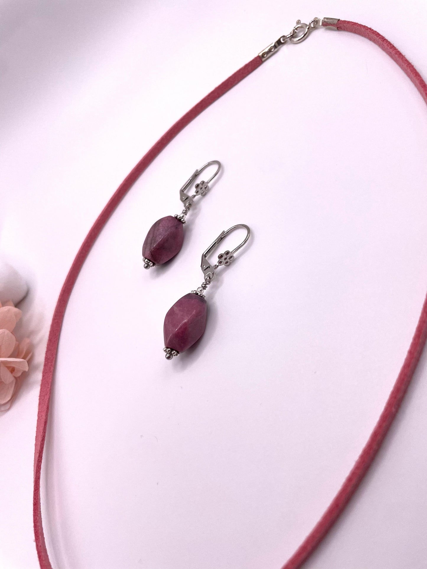 Schmuck-Set mit Rhodonit auf Lederband