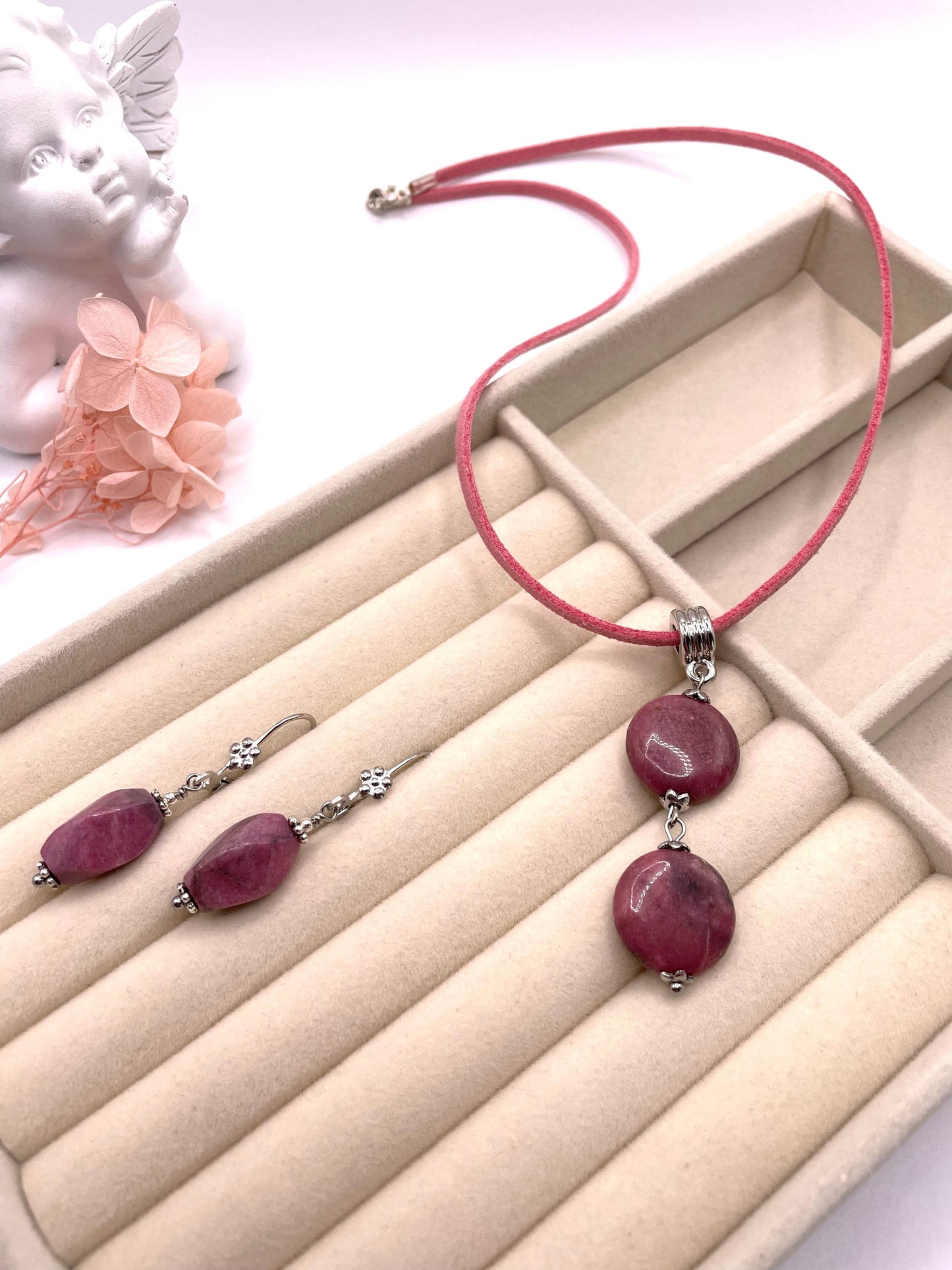 Schmuck-Set mit Rhodonit auf Lederband