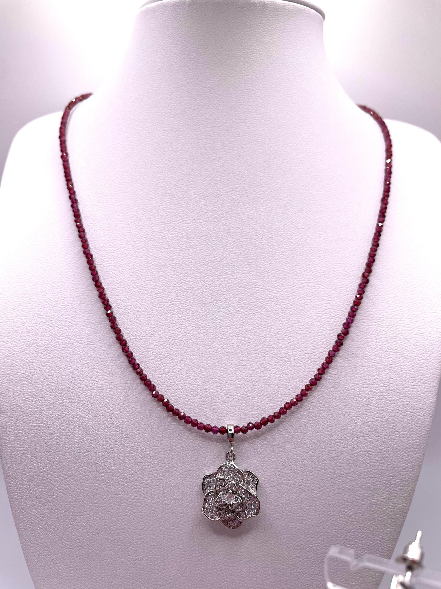 Granat, Schmuck-Set, Kette mit Blütenanhänger, Ohrstecker mit Zirkonia