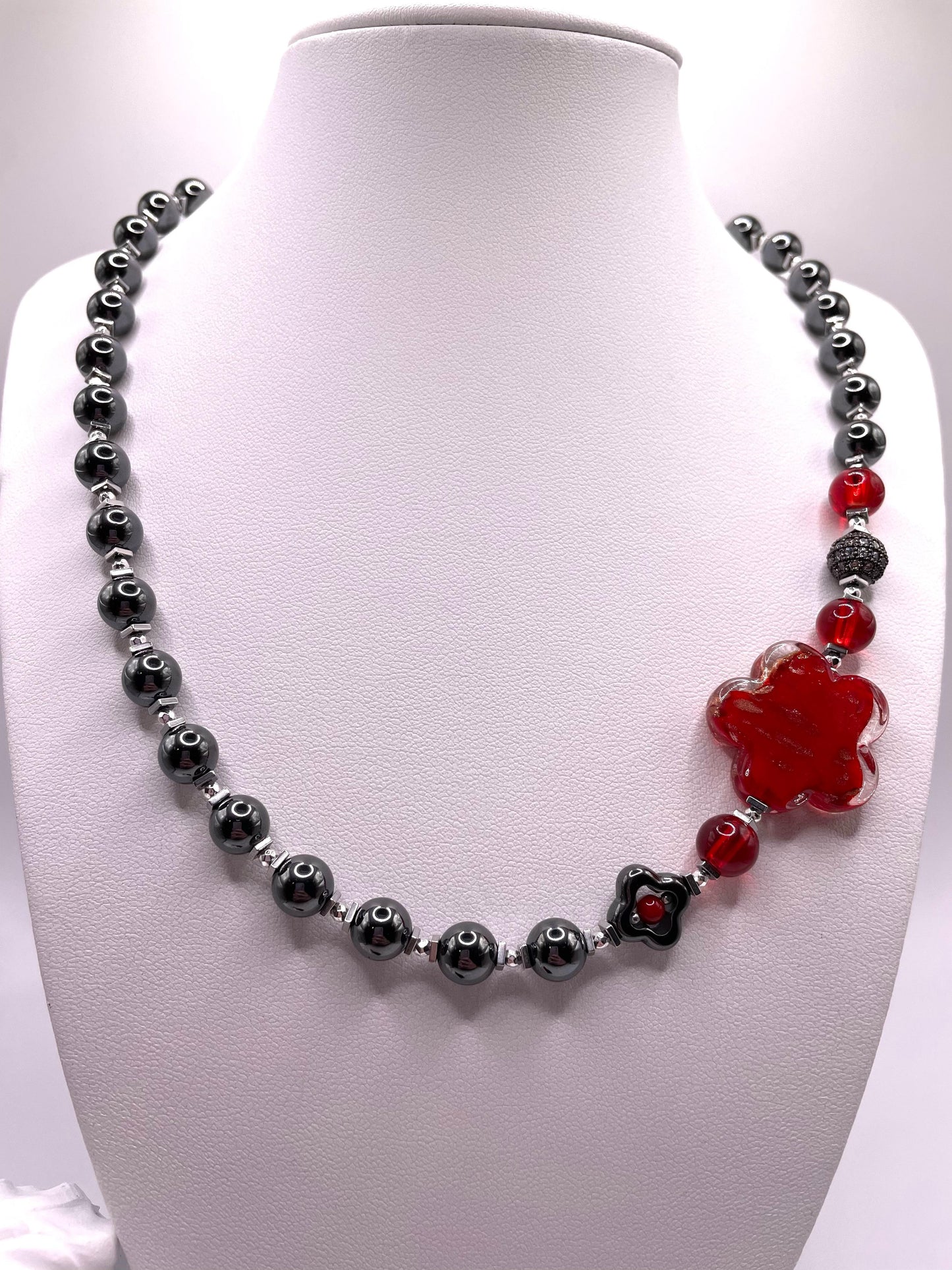 Hämatit Kette mit Lampwork Blüte