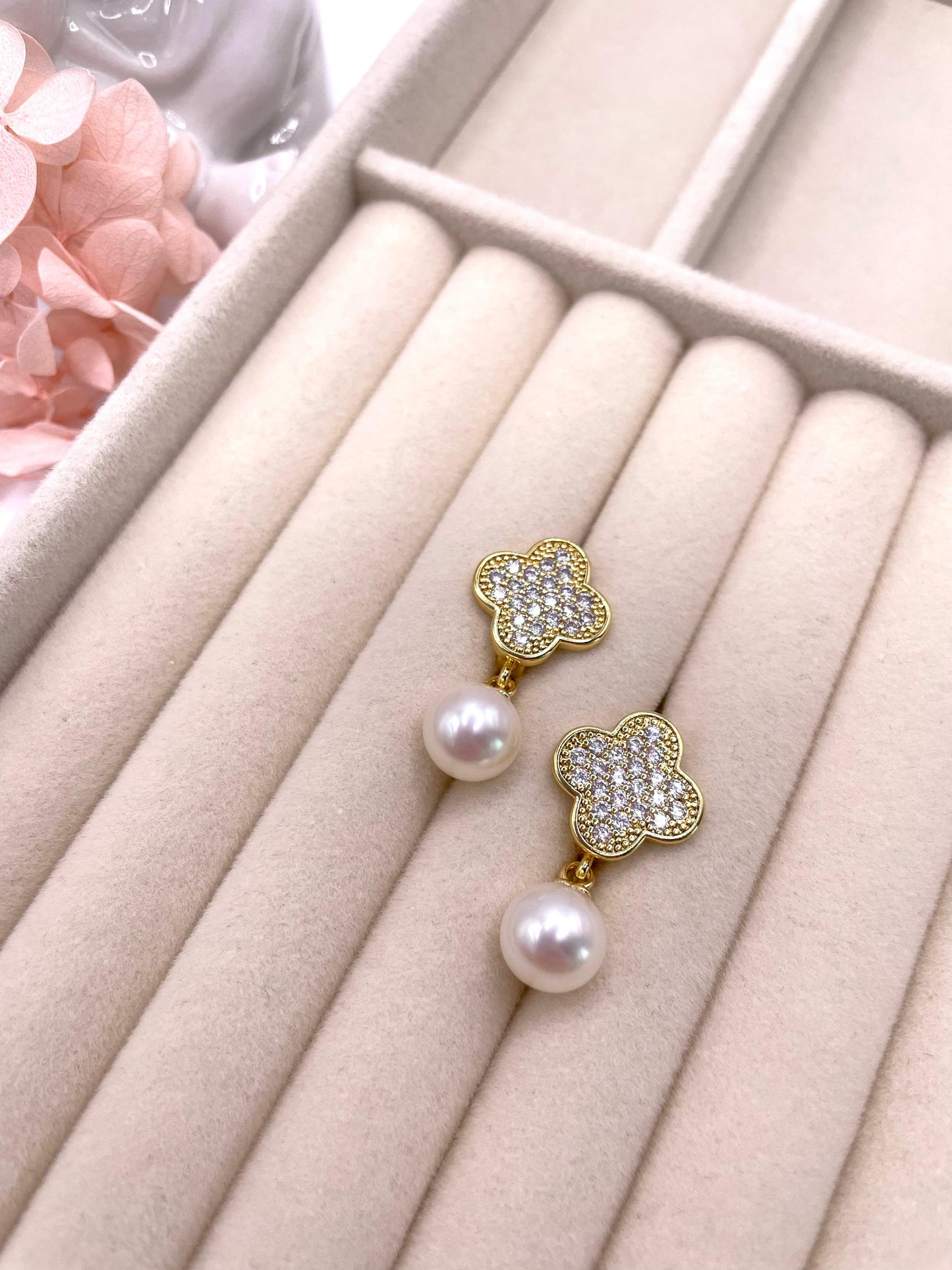 Wunderschöne, elegante Ohrringe mit echten Süßwasserperlen