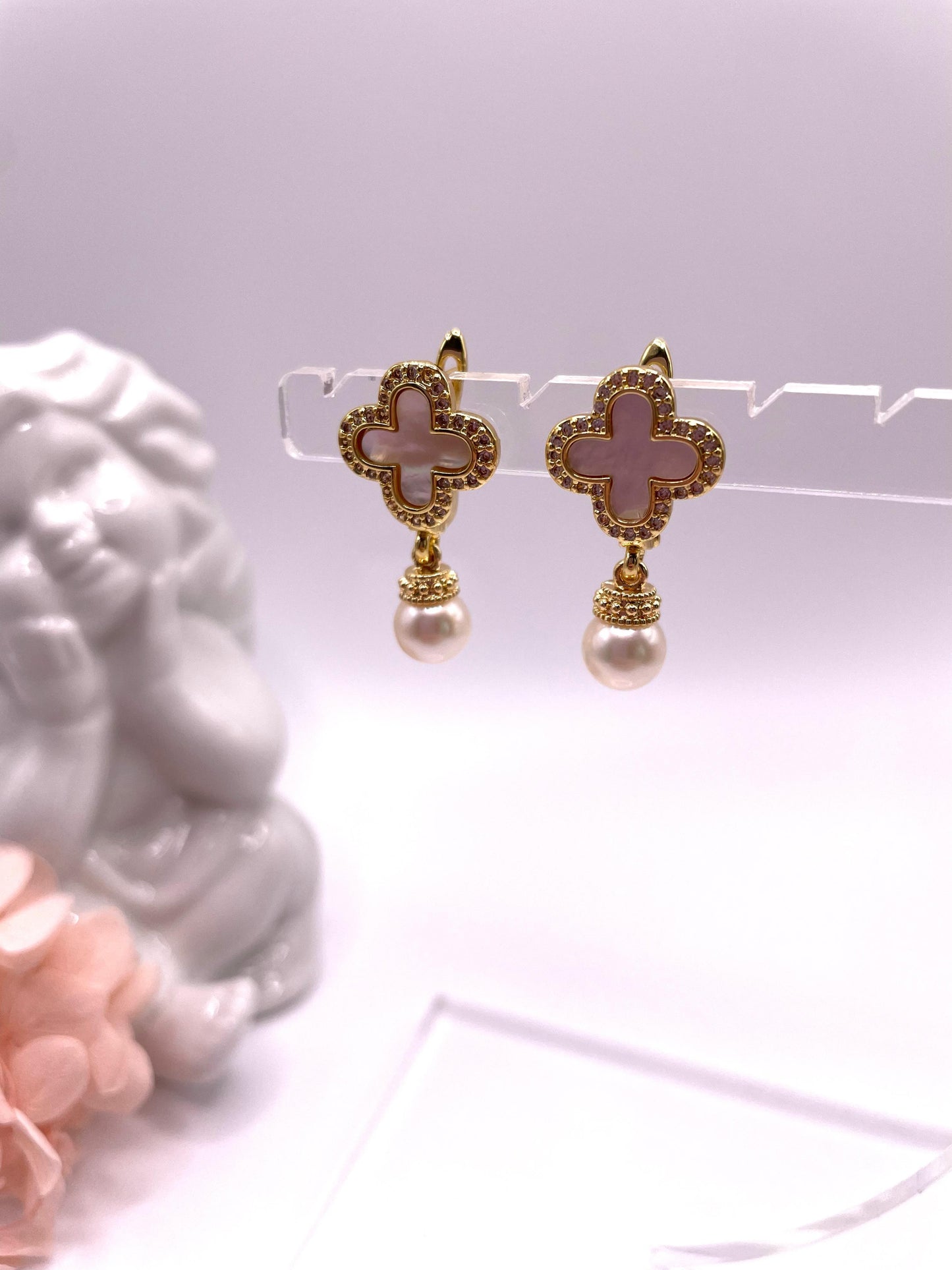 Zarte, wunderschöne Ohrringe, vergoldet, mit echten Süßwasserperlen