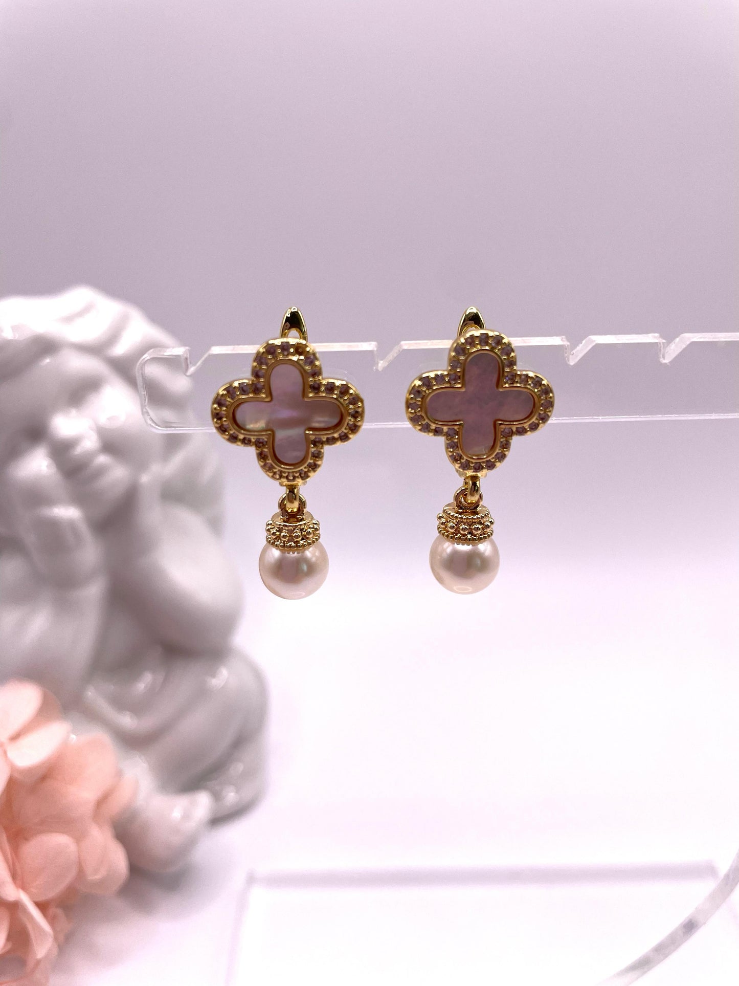 Zarte, wunderschöne Ohrringe, vergoldet, mit echten Süßwasserperlen