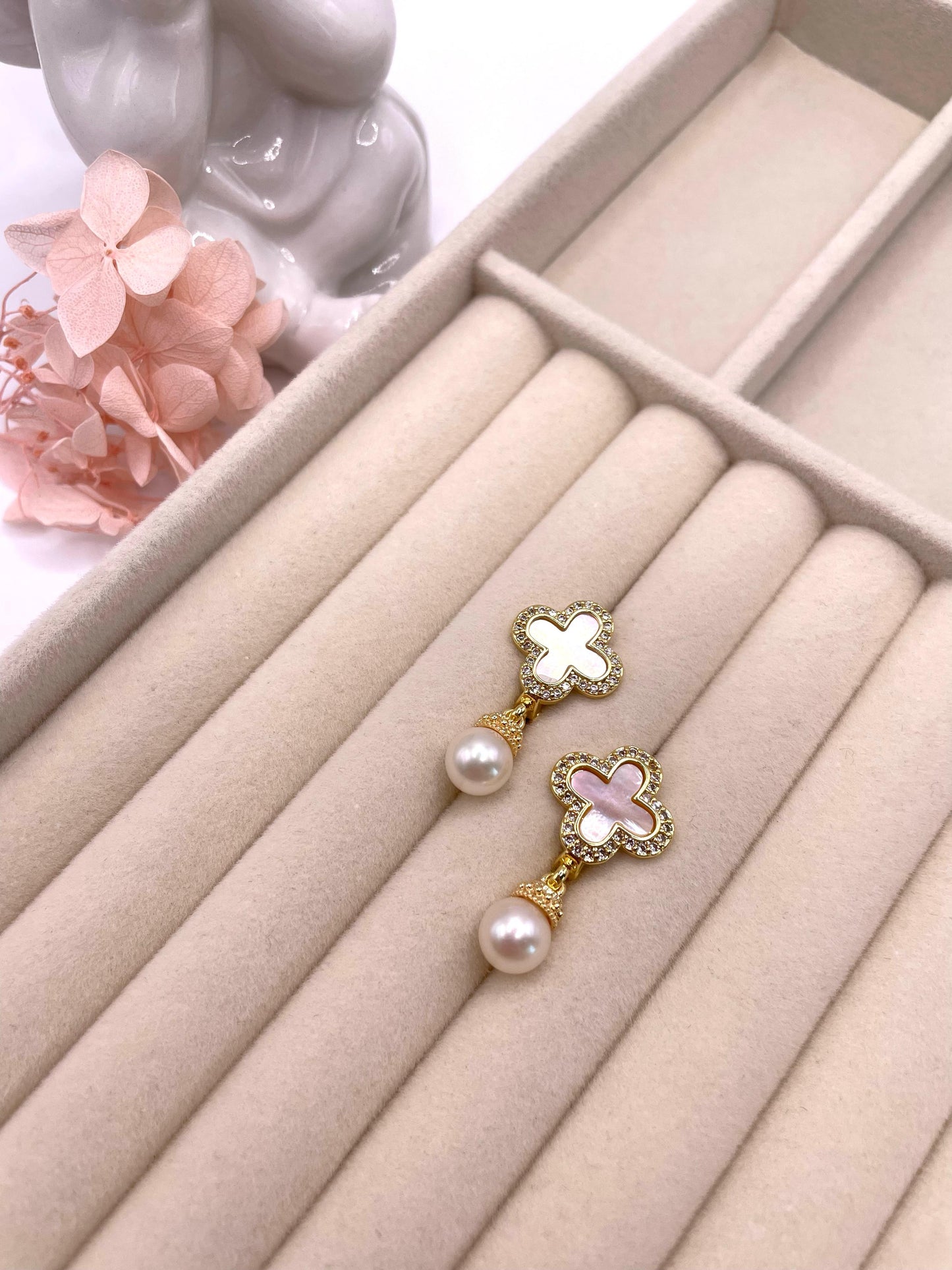 Zarte, wunderschöne Ohrringe, vergoldet, mit echten Süßwasserperlen