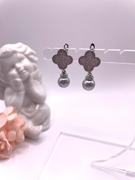 Elegante Ohrringe in angesagter Kleeblatt Form mit Süßwasserperlen