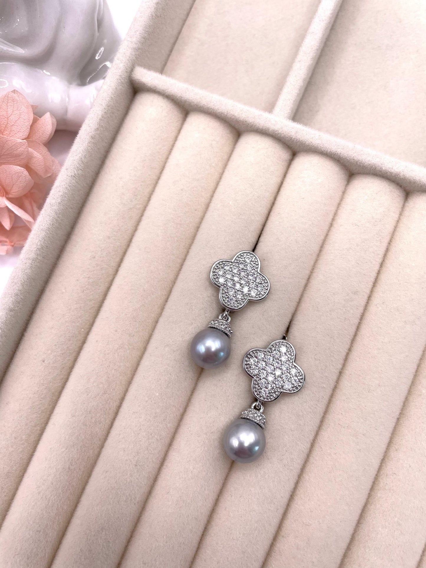 Elegante Ohrringe in angesagter Kleeblatt Form mit Süßwasserperlen