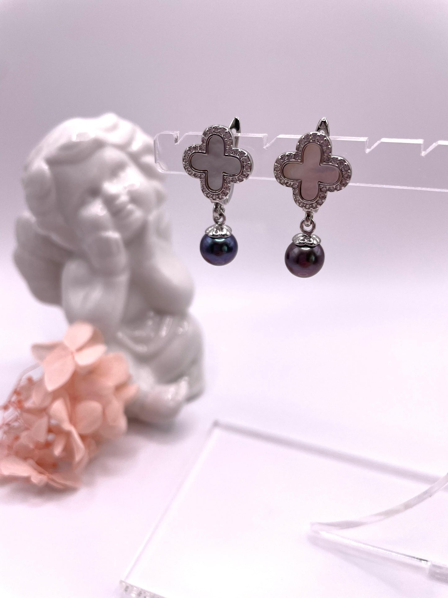 Zarte Ohrringe in Kleeblatt Form mit Süßwasserperlen in silber