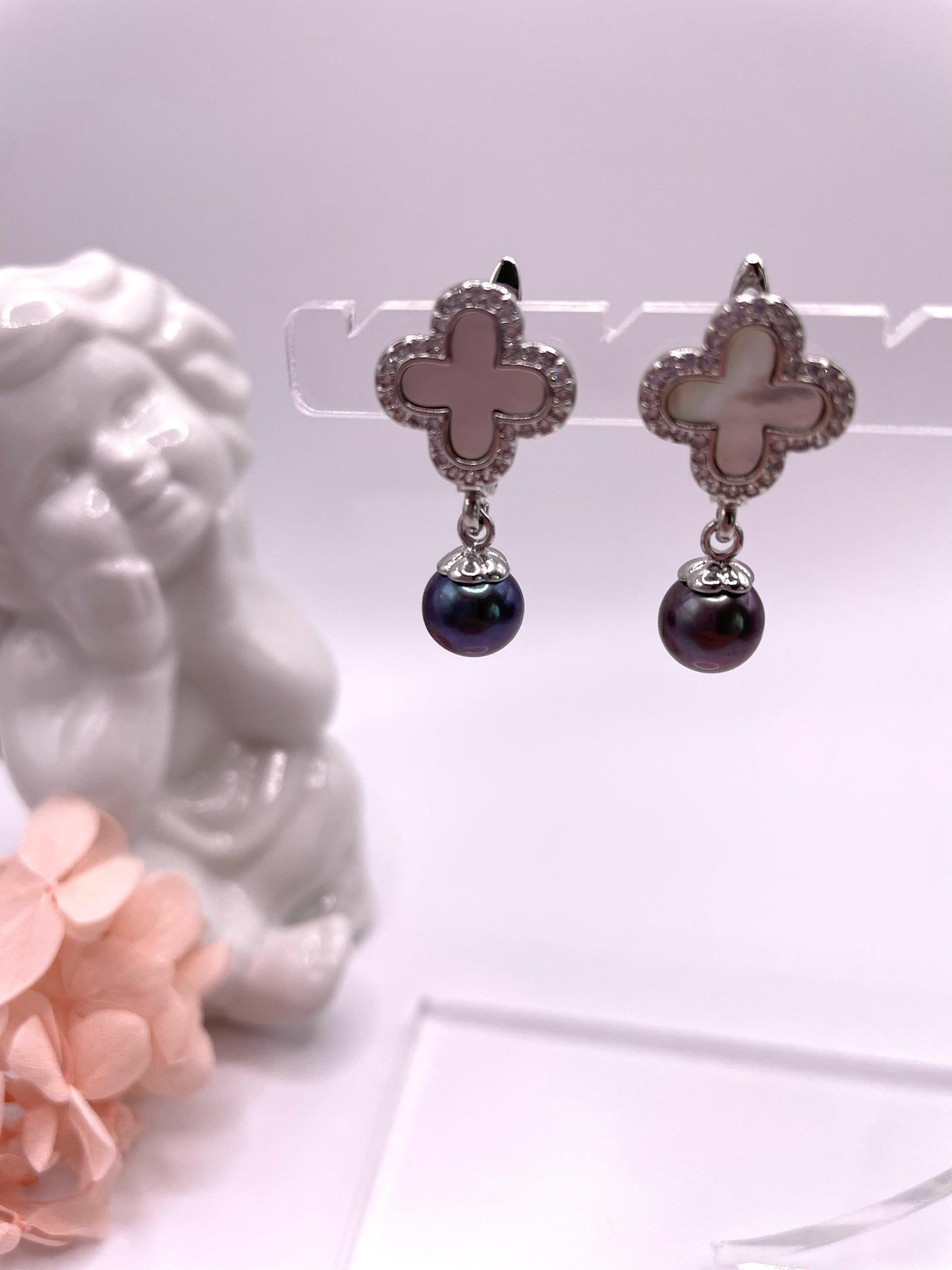 Zarte Ohrringe in Kleeblatt Form mit Süßwasserperlen in silber