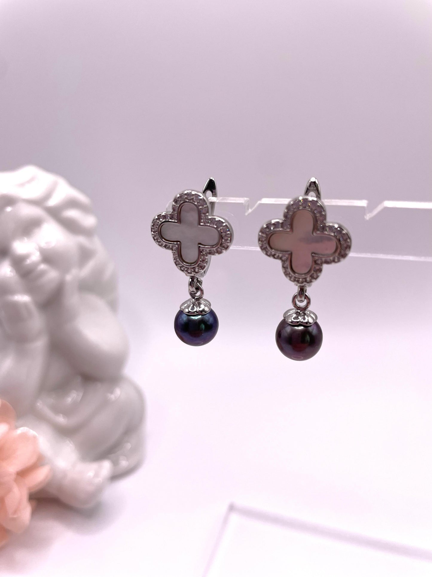 Zarte Ohrringe in Kleeblatt Form mit Süßwasserperlen in silber