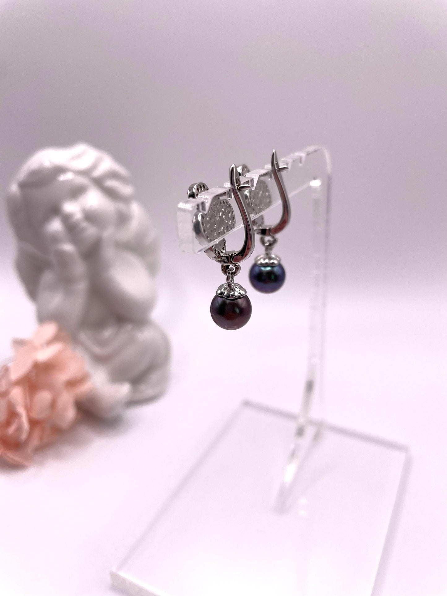 Zarte Ohrringe in Kleeblatt Form mit Süßwasserperlen in silber