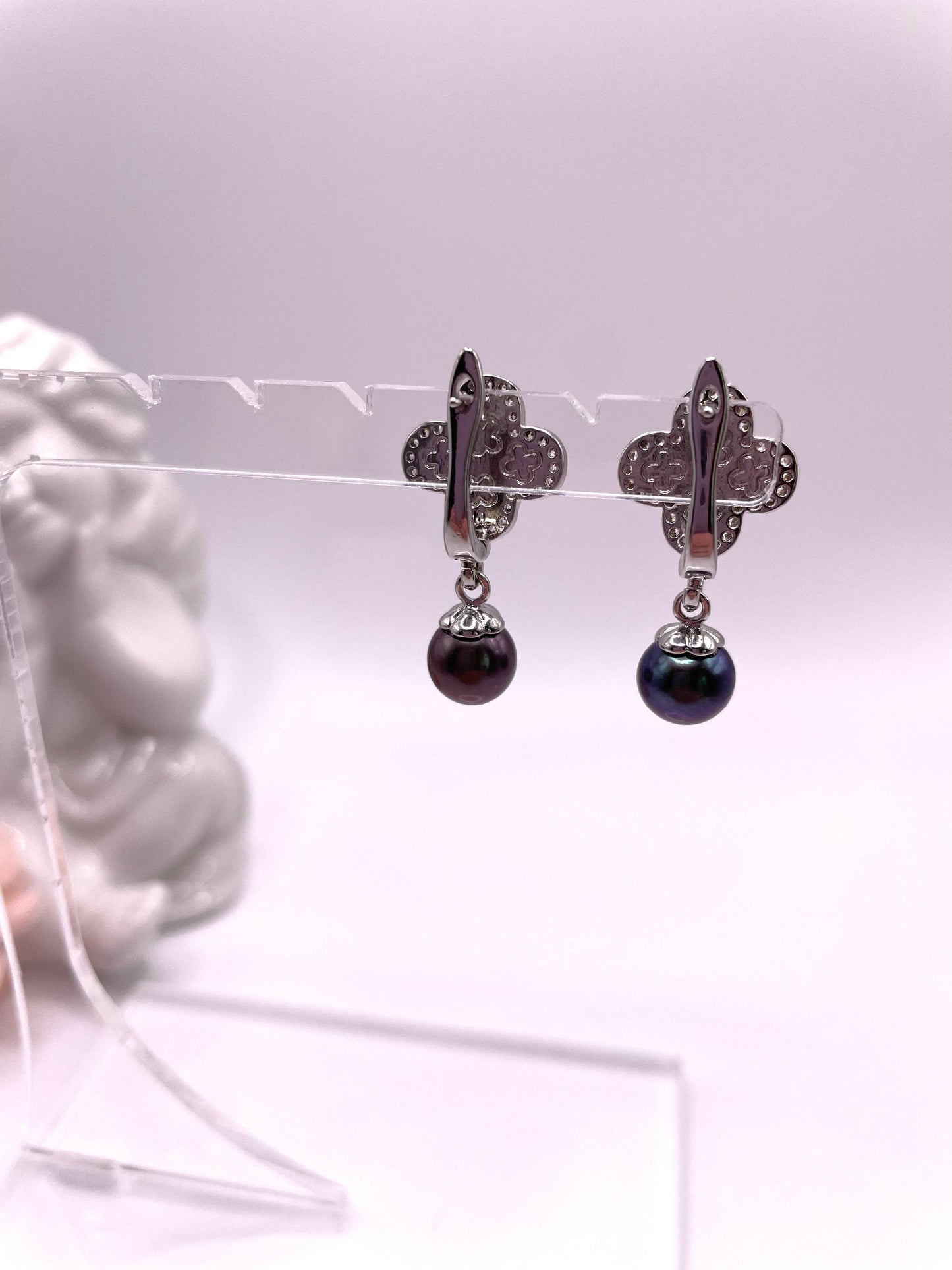 Zarte Ohrringe in Kleeblatt Form mit Süßwasserperlen in silber