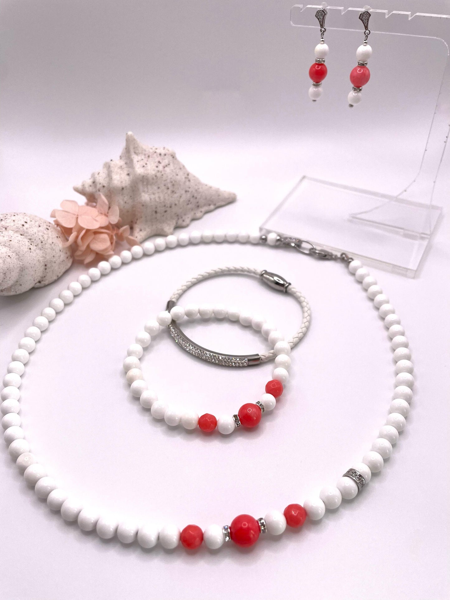 Schmuck-Set Tridacna Perlen und Koralle, Kette, 2x Armbänder, Ohrringe