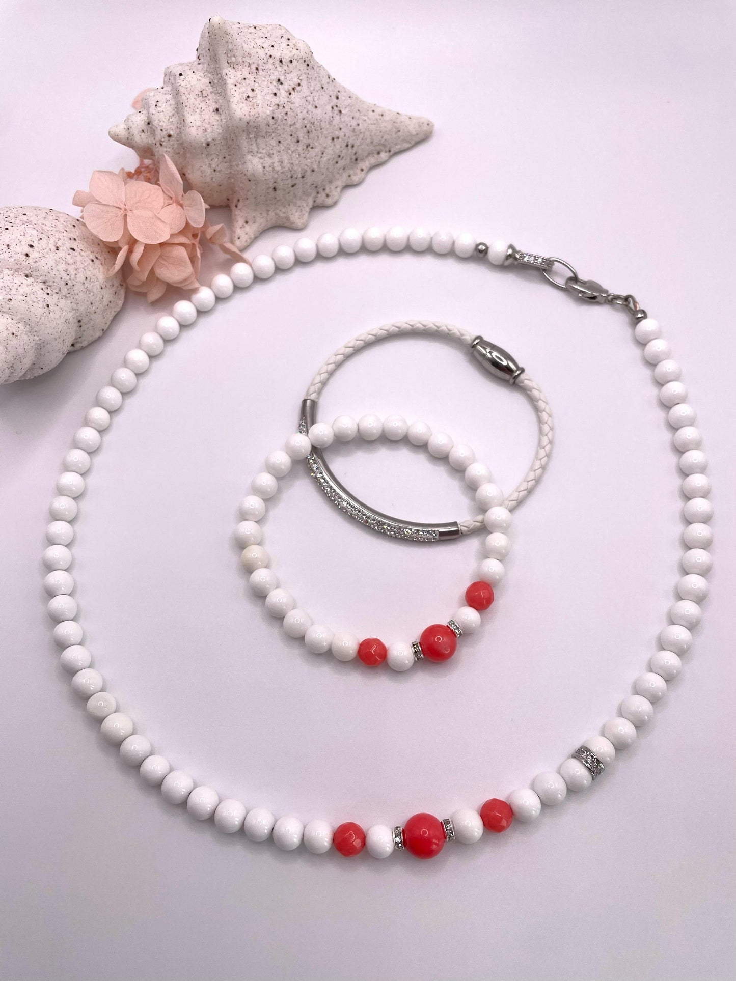 Schmuck-Set Tridacna Perlen und Koralle, Kette, 2x Armbänder, Ohrringe