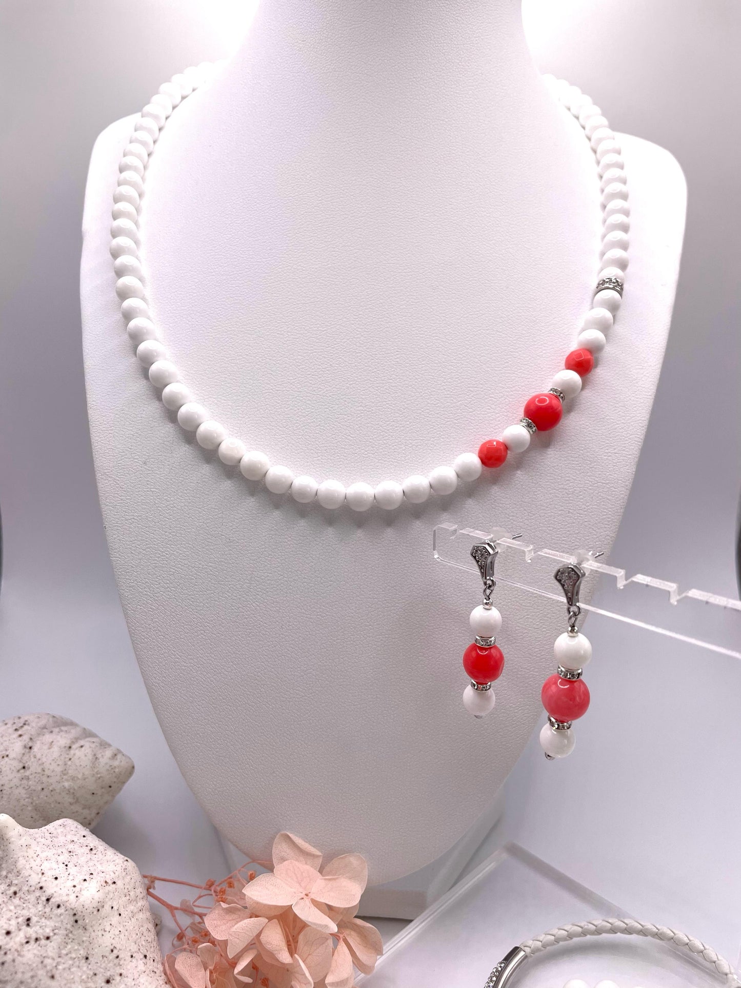 Schmuck-Set Tridacna Perlen und Koralle, Kette, 2x Armbänder, Ohrringe