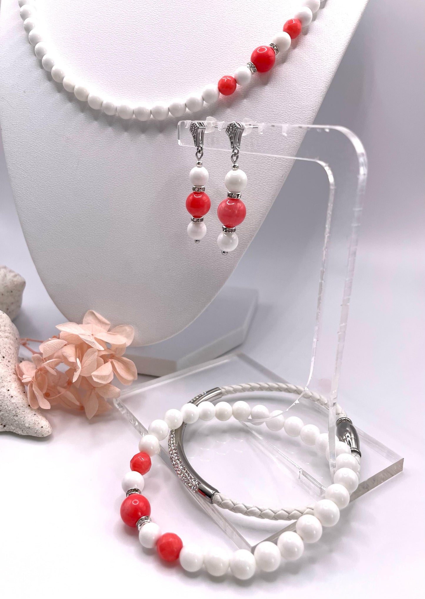 Schmuck-Set Tridacna Perlen und Koralle, Kette, 2x Armbänder, Ohrringe