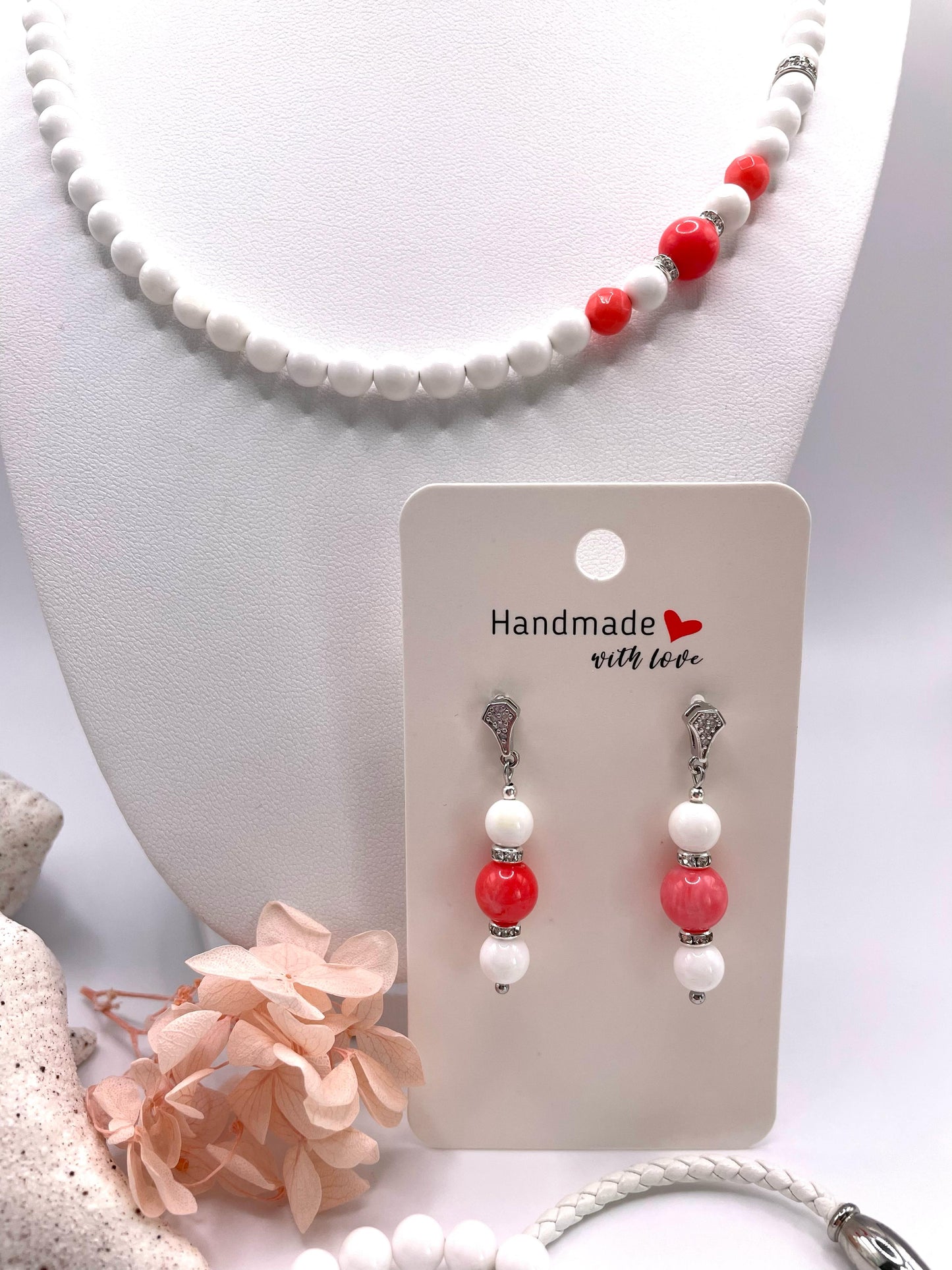 Schmuck-Set Tridacna Perlen und Koralle, Kette, 2x Armbänder, Ohrringe