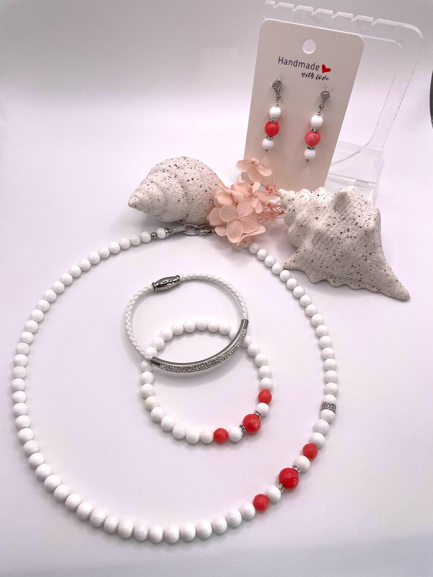 Schmuck-Set Tridacna Perlen und Koralle, Kette, 2x Armbänder, Ohrringe