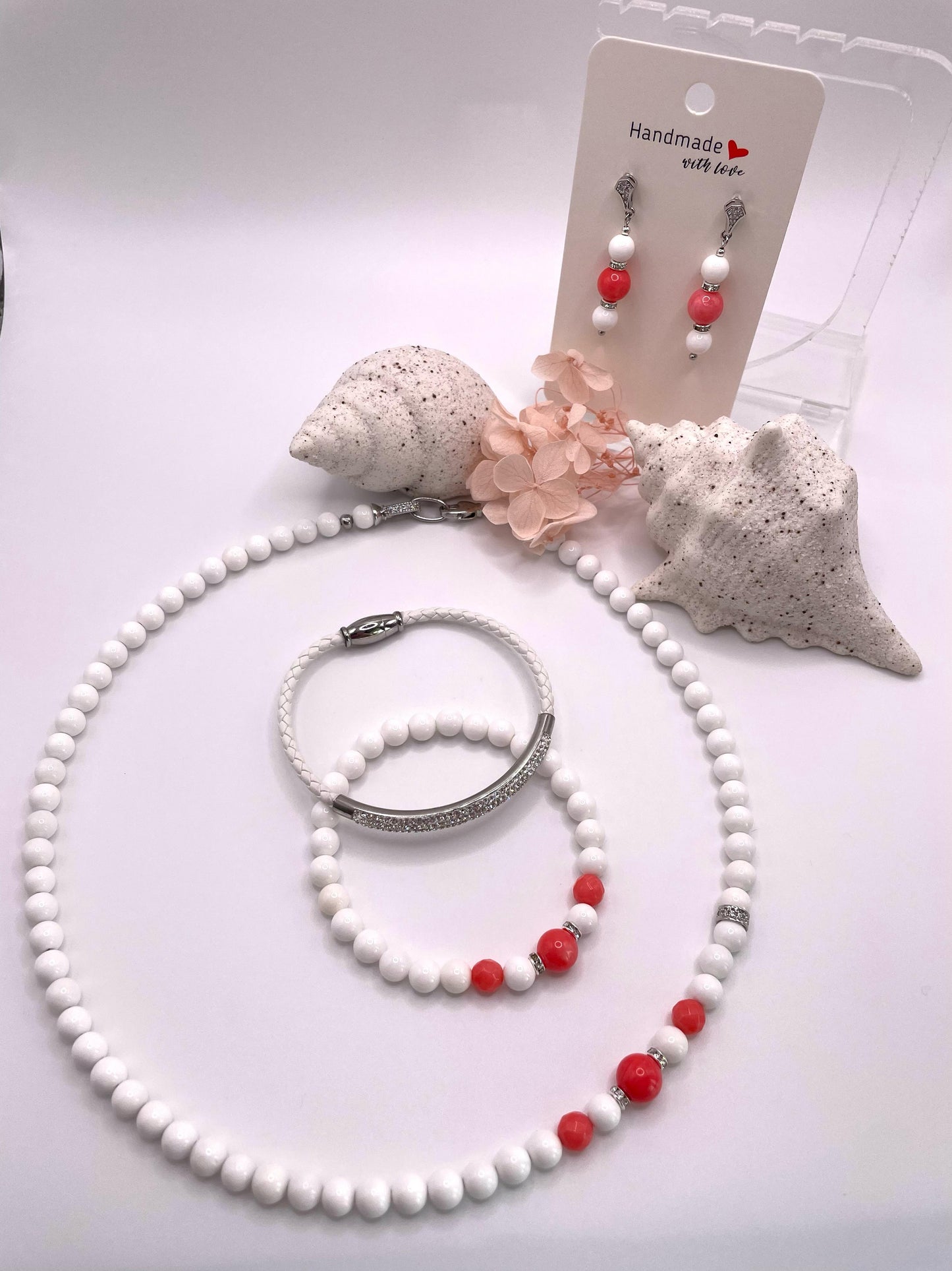 Schmuck-Set Tridacna Perlen und Koralle, Kette, 2x Armbänder, Ohrringe