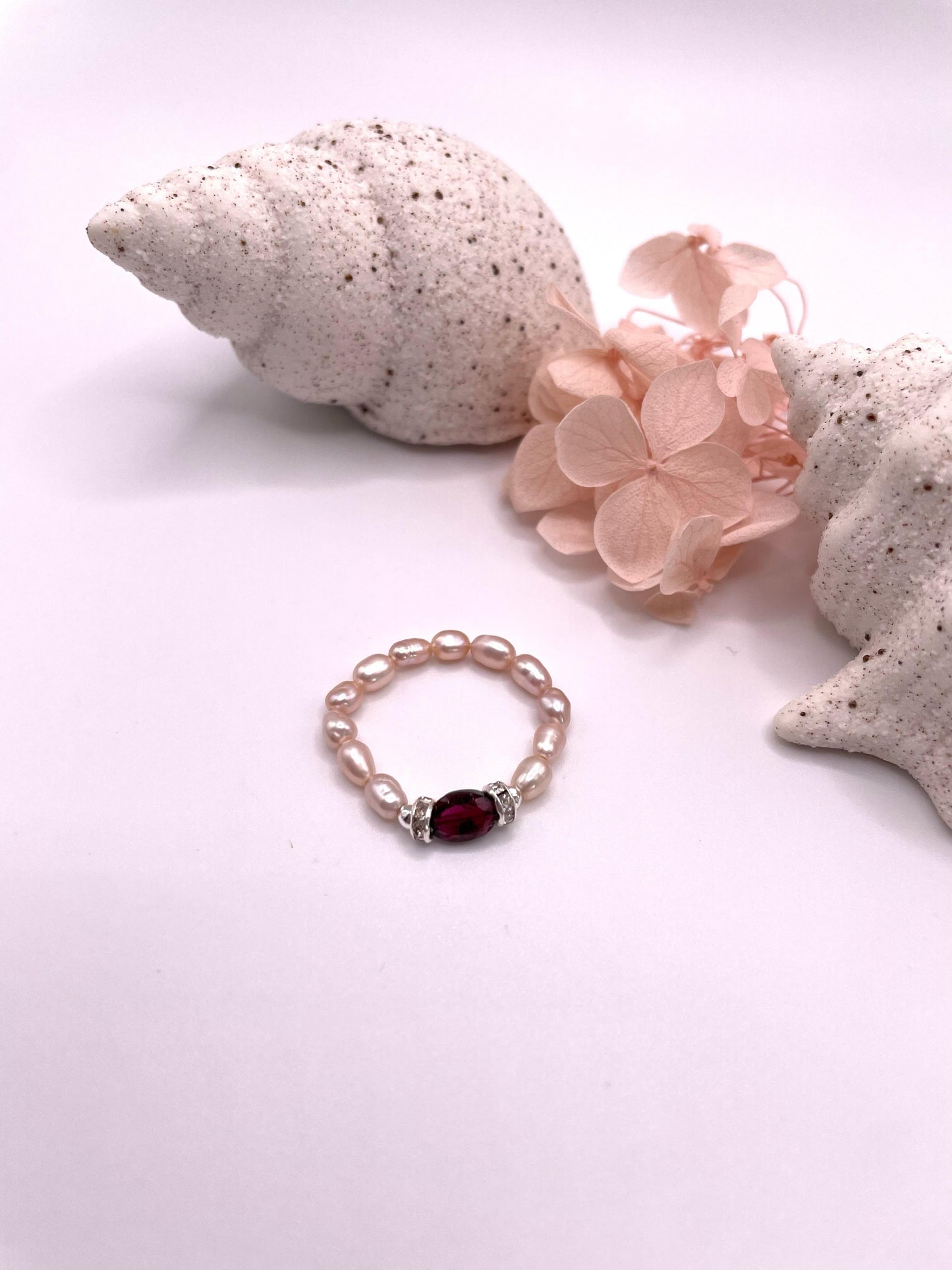 Perlenring mit Granat