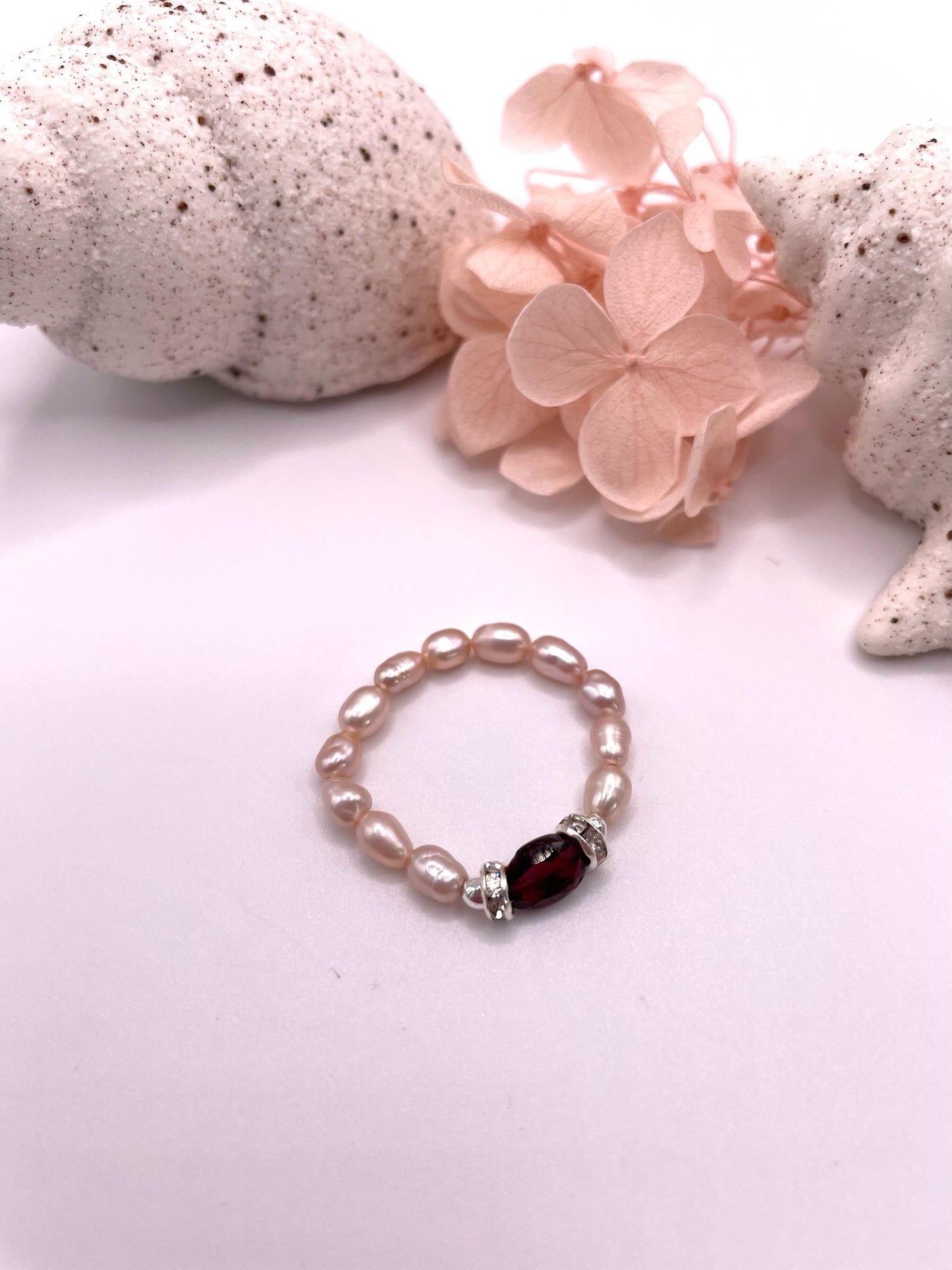 Perlenring mit Granat