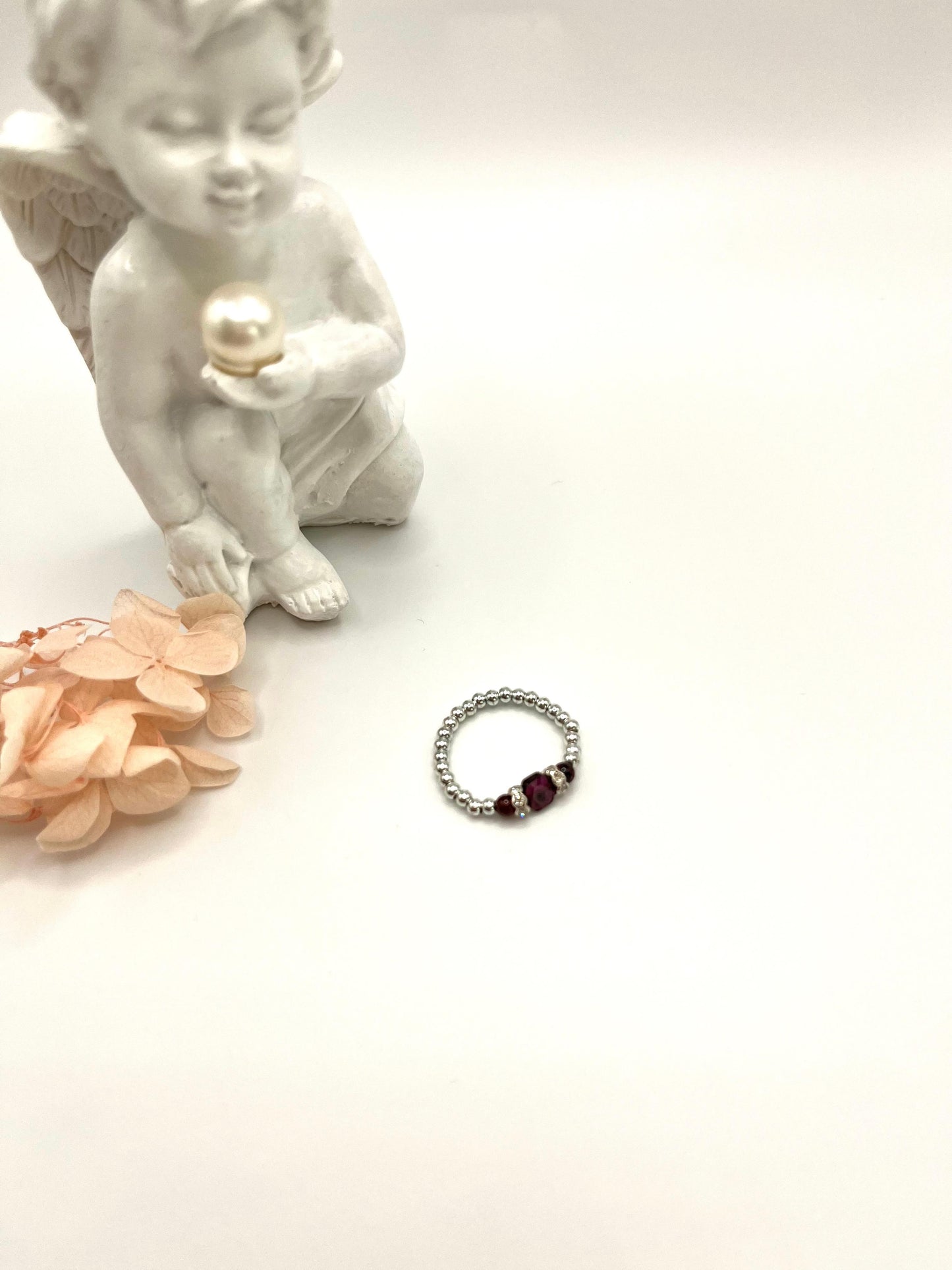 Perlenring mit Granat